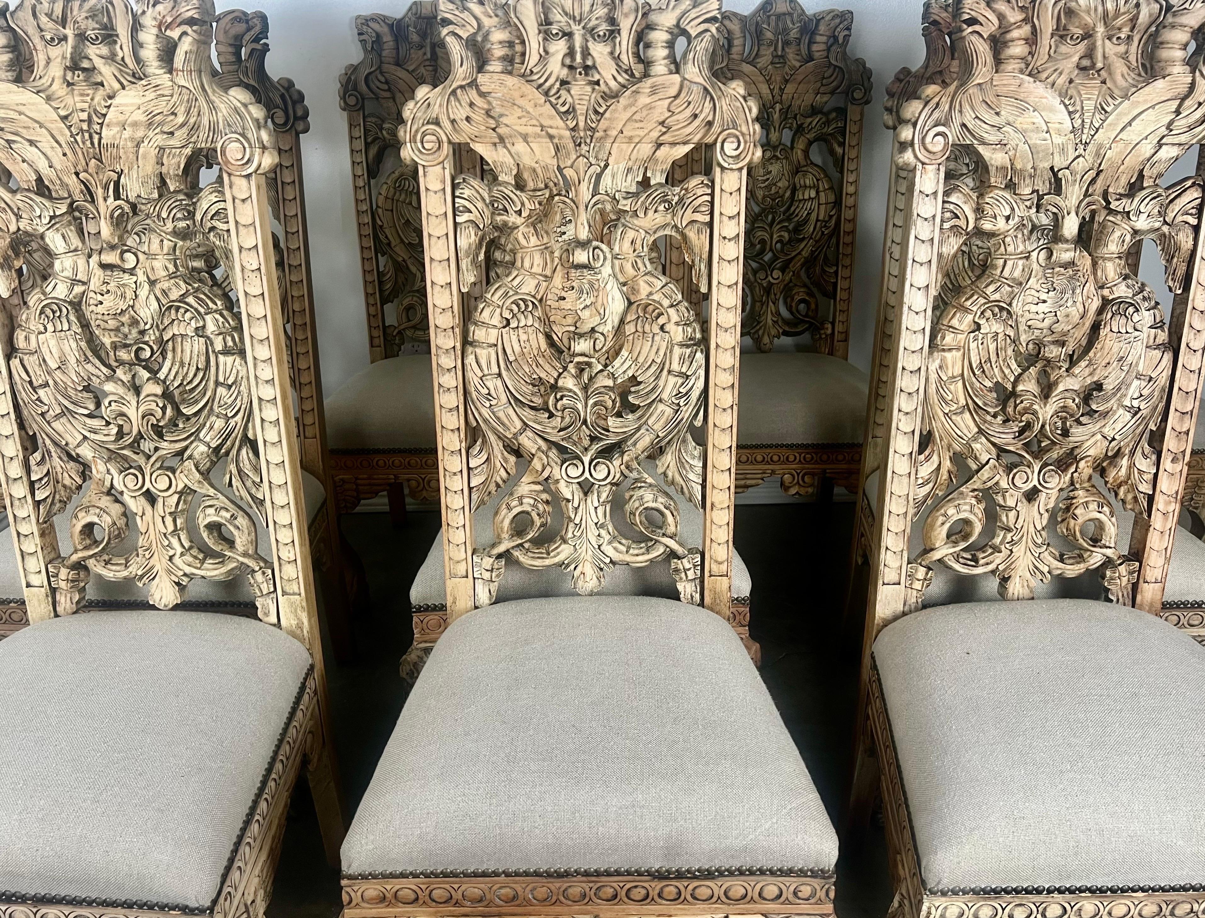 Zehnerset im gotischen Stil  Geschnitzte englische Esszimmerstühle (Barock) im Angebot