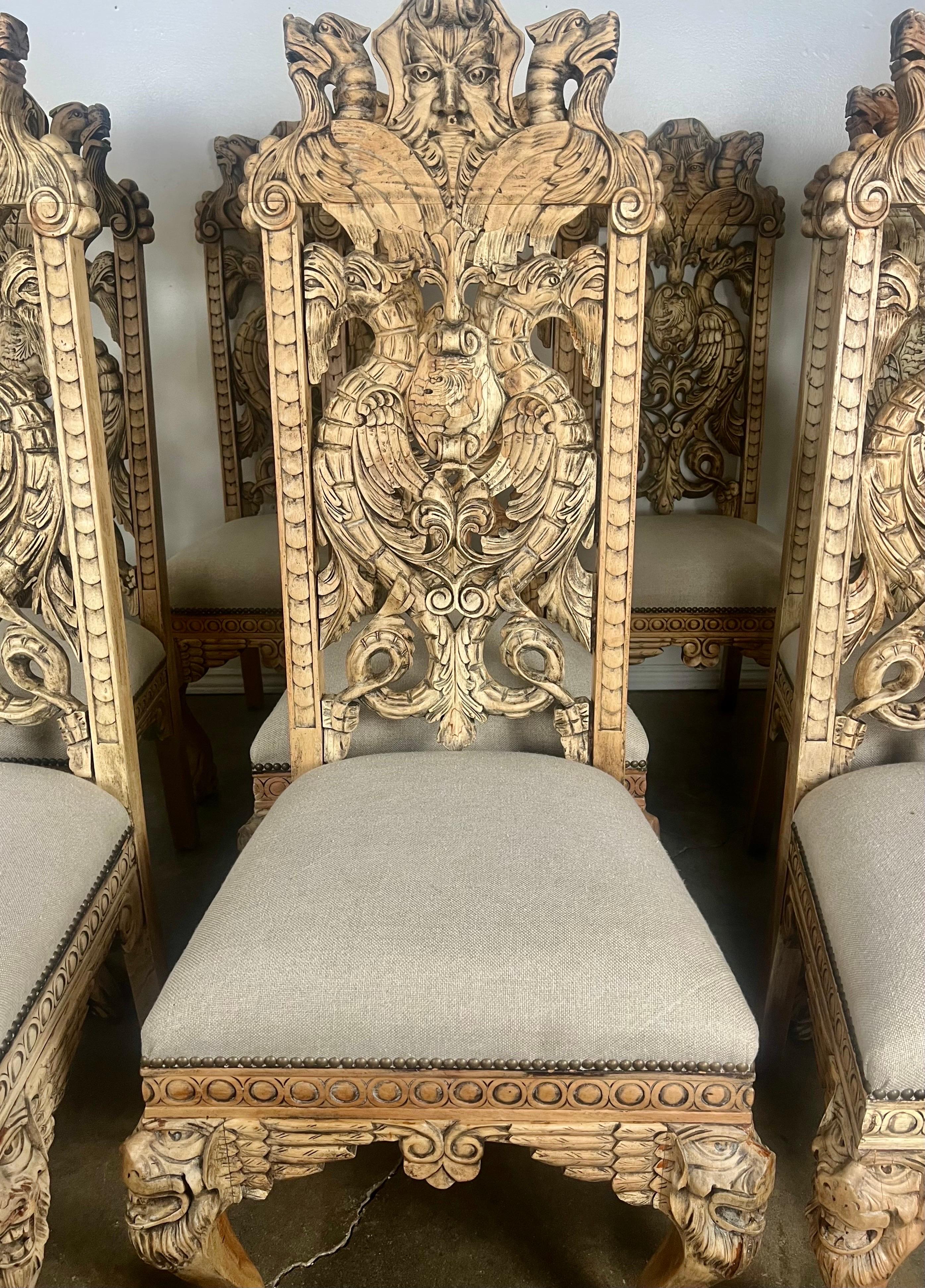 Zehnerset im gotischen Stil  Geschnitzte englische Esszimmerstühle (Englisch) im Angebot