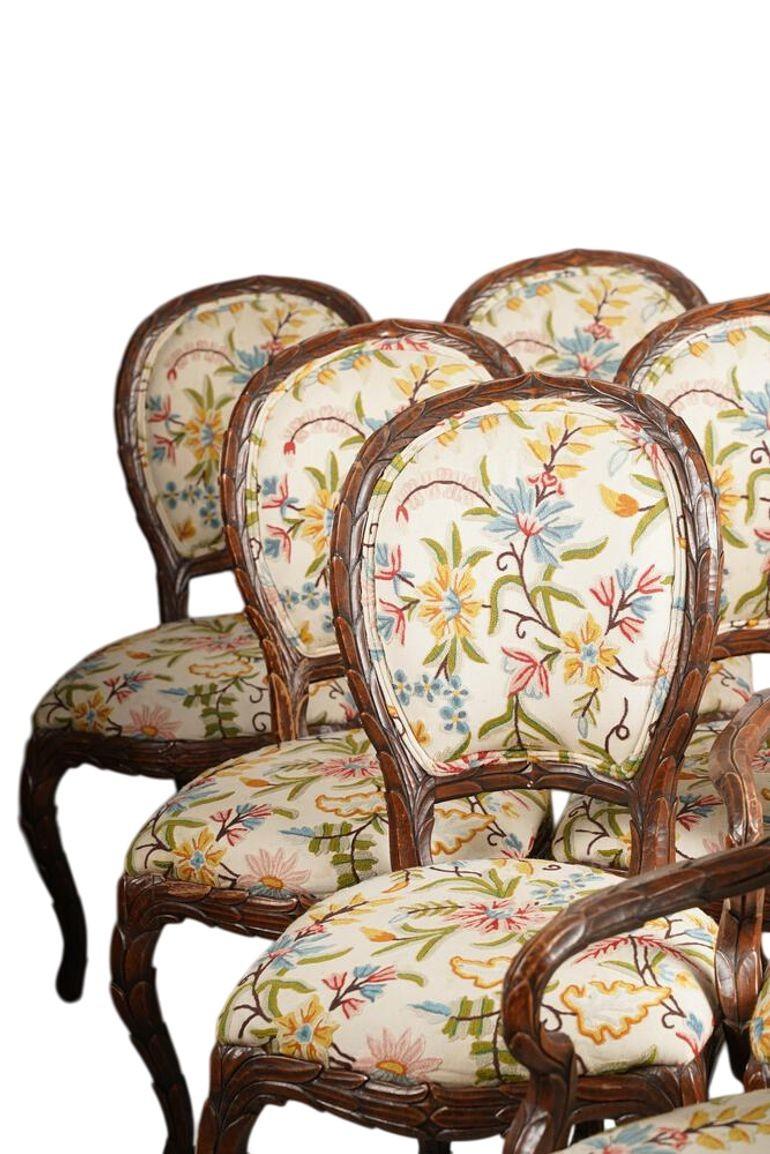 Américain Ensemble de dix chaises à feuilles sculptées à la main et décorées de motifs floraux. États-Unis d'Amérique, années 1960 en vente