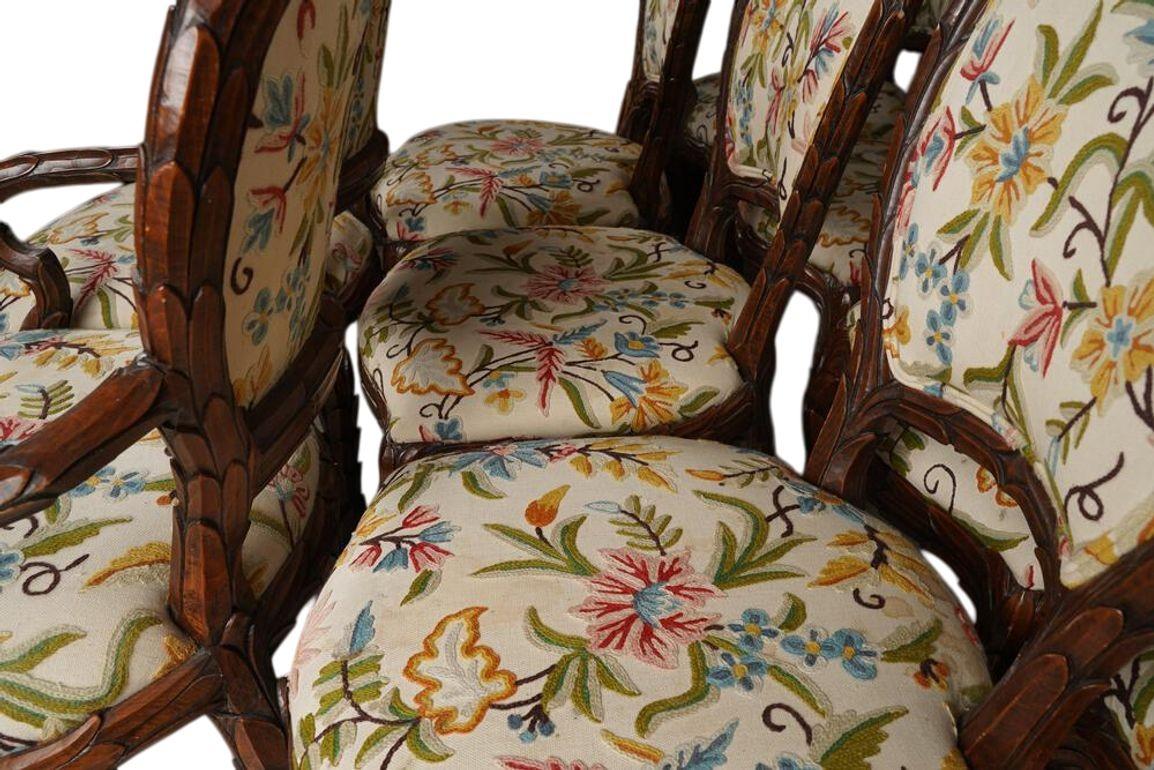 Ensemble de dix chaises à feuilles sculptées à la main et décorées de motifs floraux. États-Unis d'Amérique, années 1960 Bon état - En vente à Los Angeles, CA