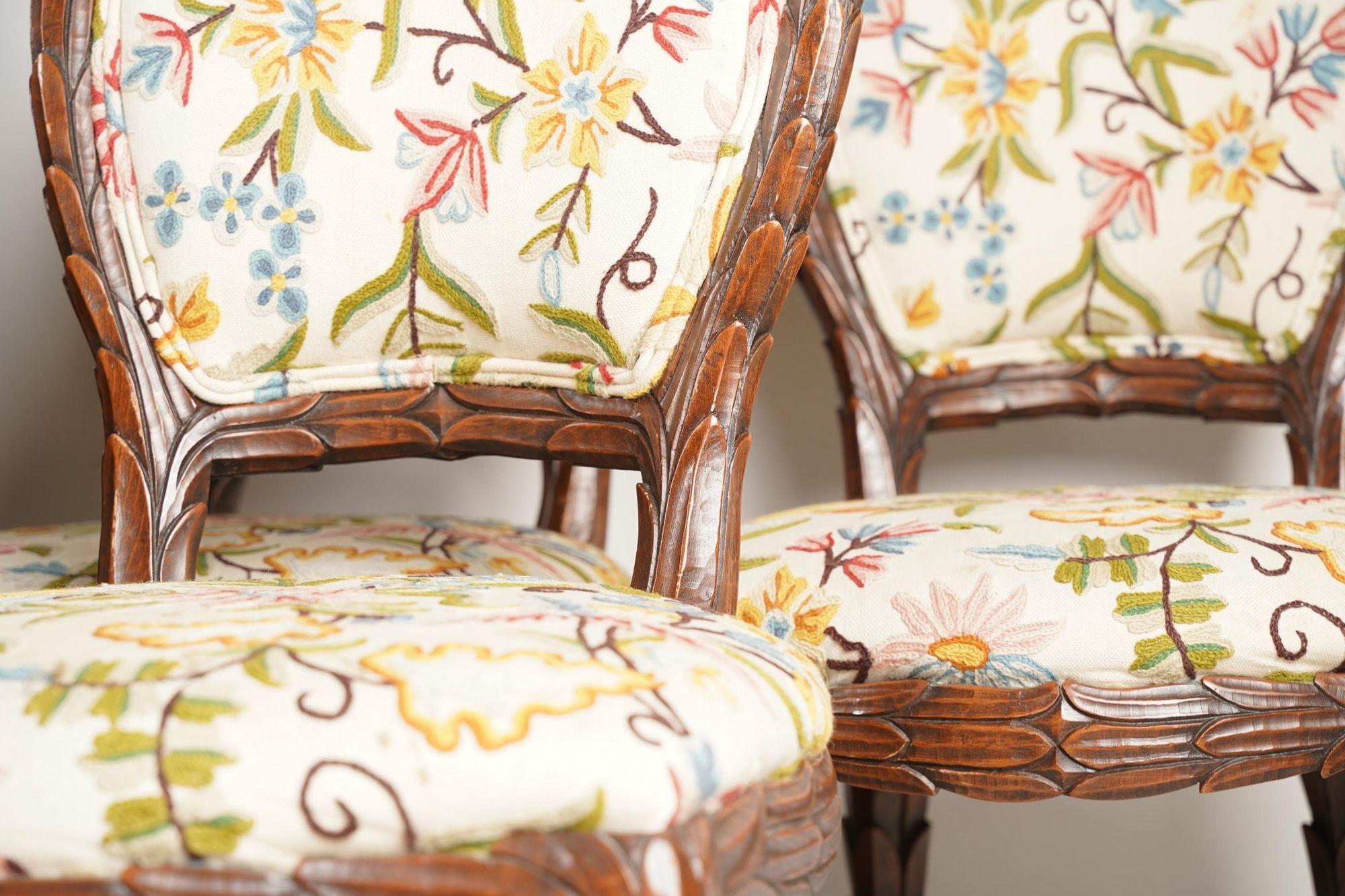Milieu du XXe siècle Ensemble de dix chaises à feuilles sculptées à la main et décorées de motifs floraux. États-Unis d'Amérique, années 1960 en vente