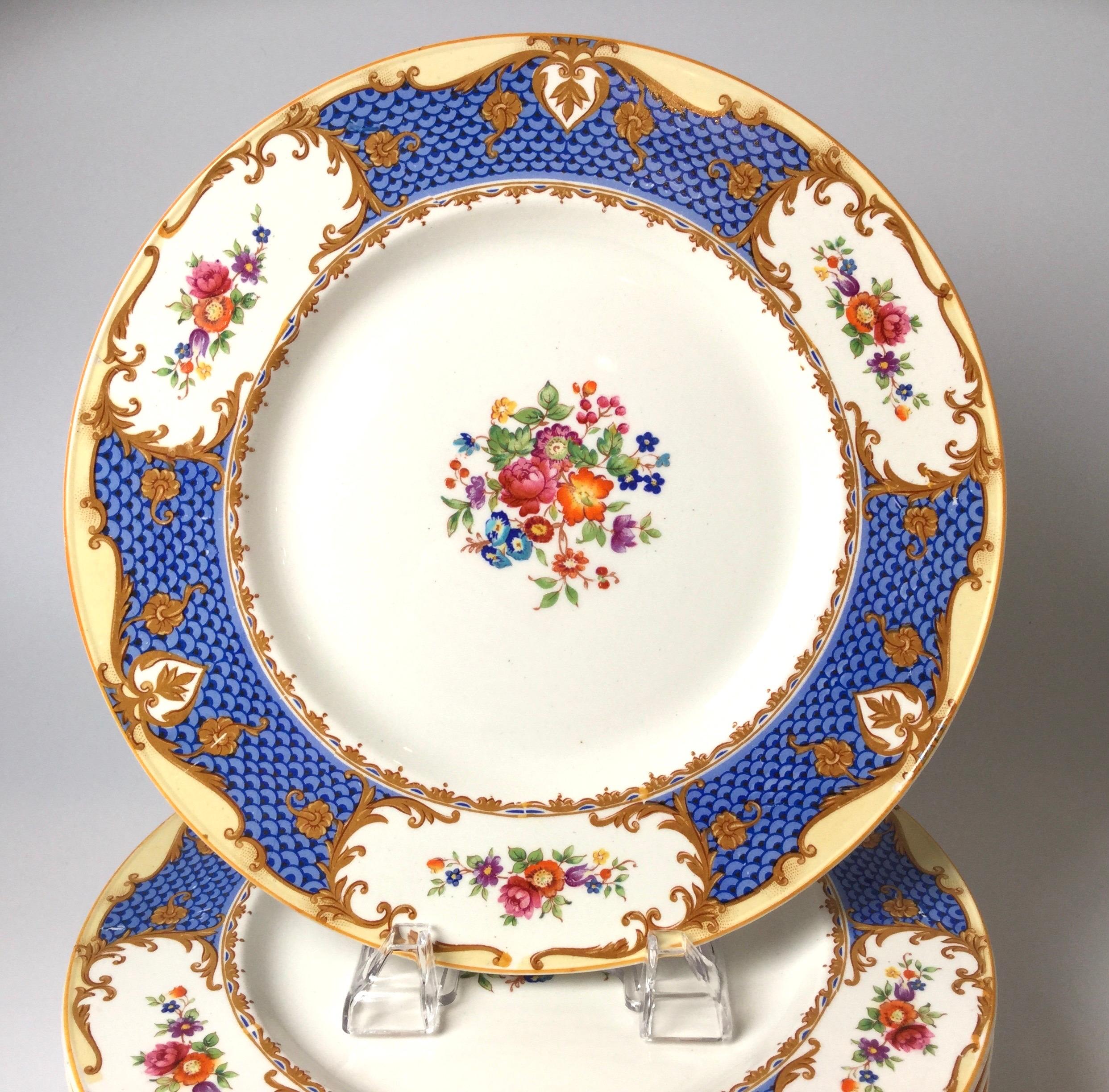 Farbenfrohe florale Servierteller mit blauen Schuppenrändern und Blumenkartuschen. Auf der Rückseite vermerkt: Alfred Meakin. Alfred Meakin Ltd wurde 1875 gegründet und war in den Royal Albert, Victoria und High Gate Potteries in Tunstall tätig.