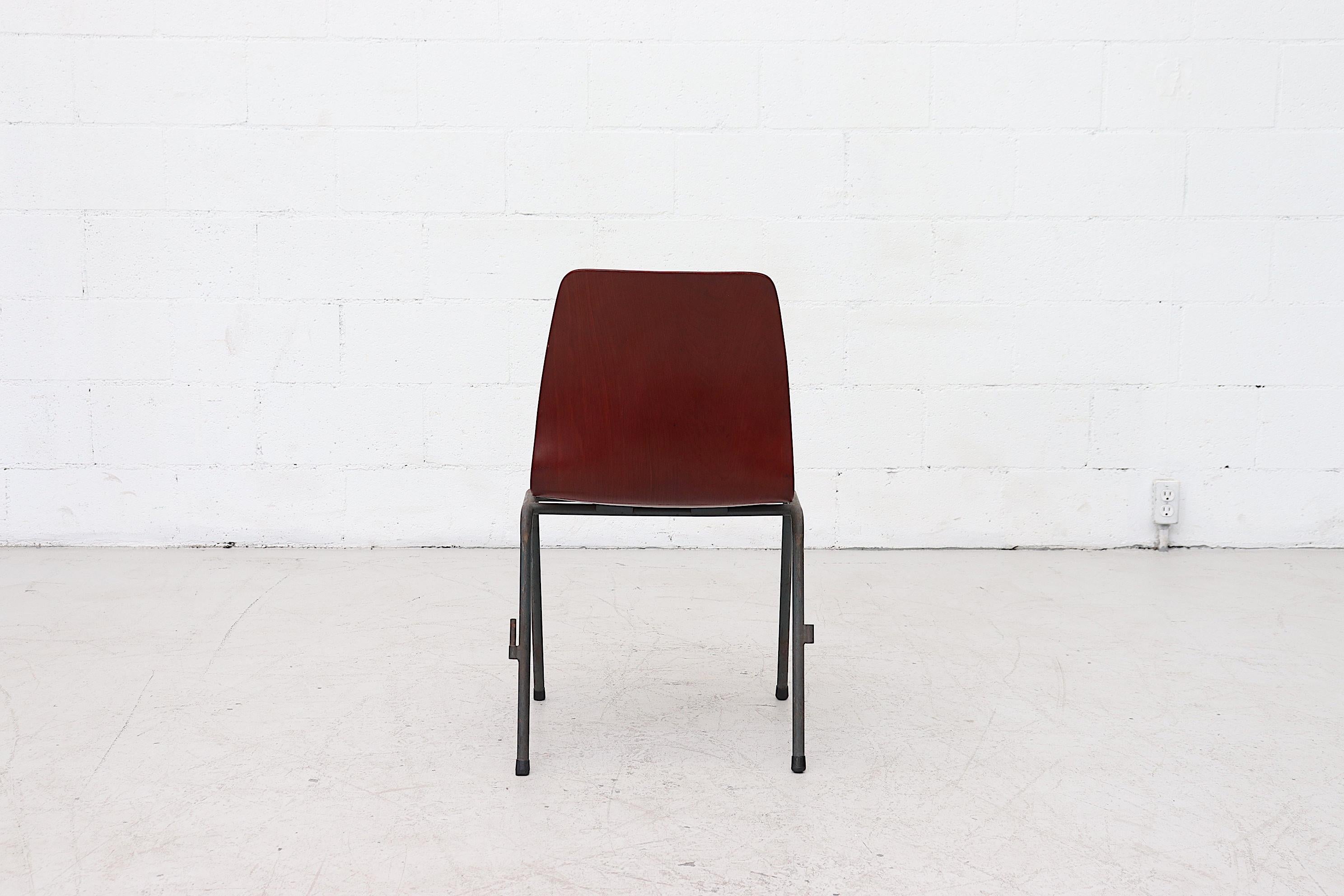 Ensemble de dix chaises empilables hollandaises du milieu du siècle avec sièges en teck à coque unique en vente 2