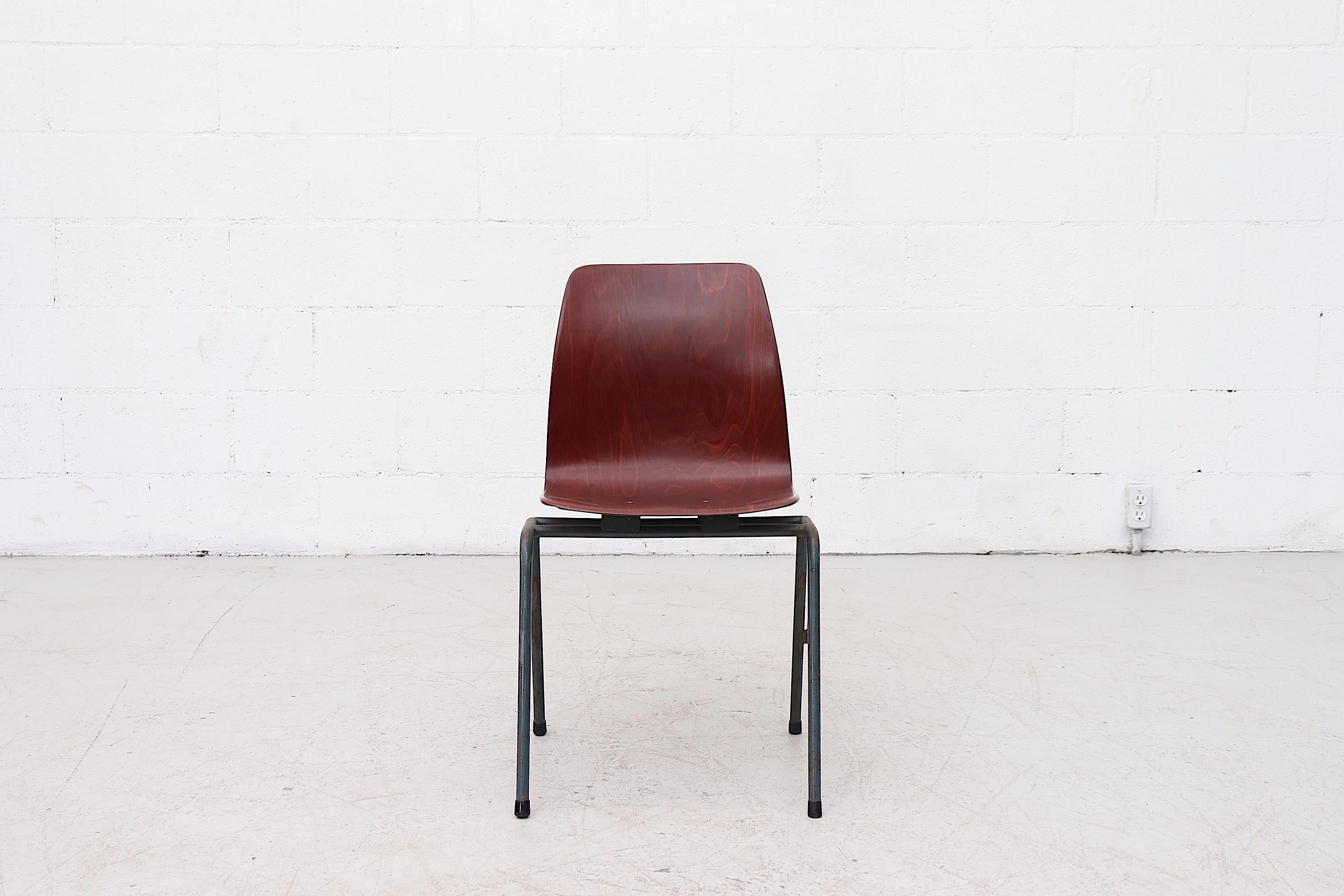 Ensemble de dix chaises empilables hollandaises du milieu du siècle avec sièges en teck à coque unique Bon état - En vente à Los Angeles, CA
