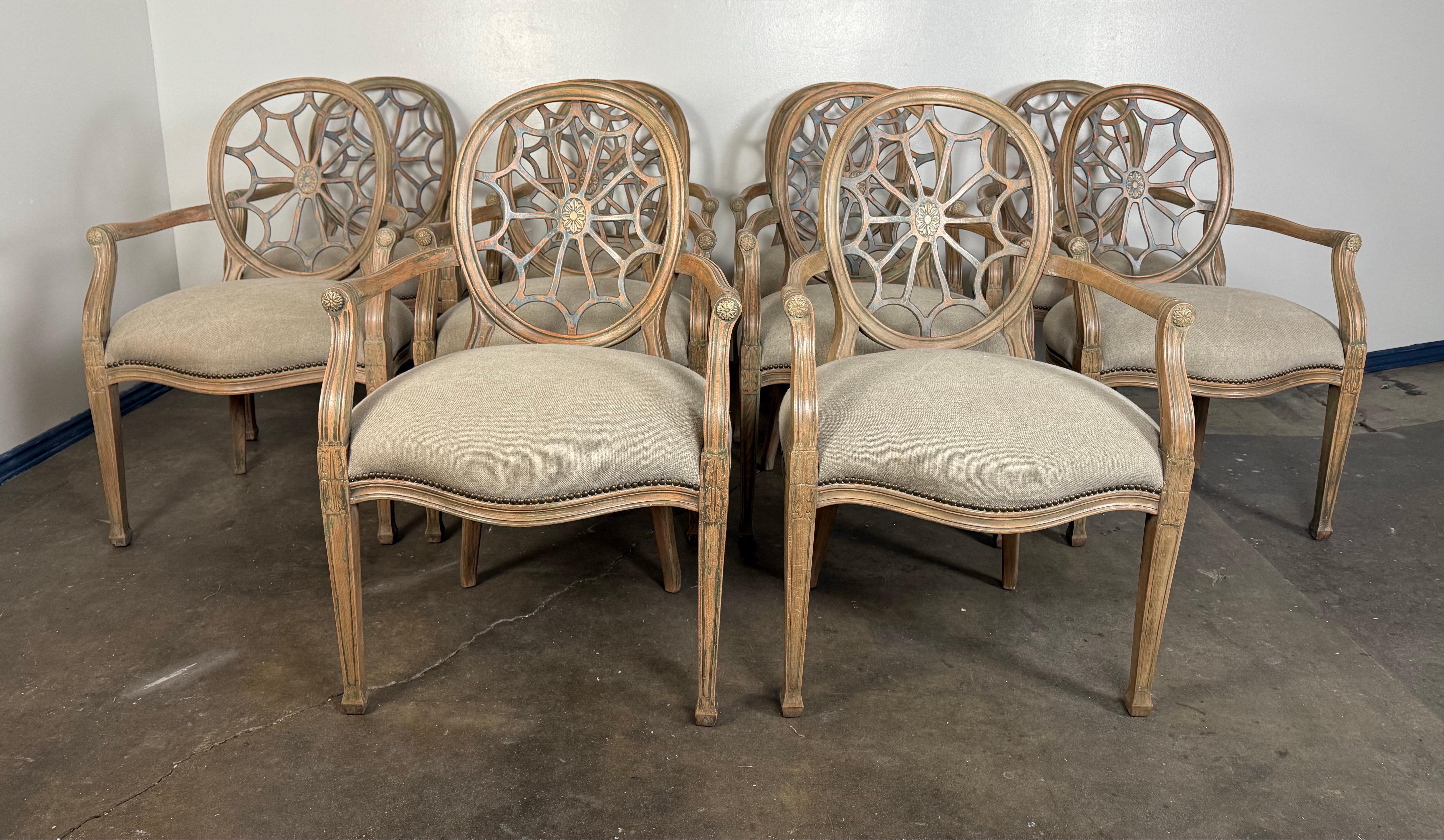 Cet élégant ensemble de dix fauteuils italiens est fabriqué dans un style néoclassique raffiné avec un design de dossier en toile d'araignée distinctif. Les chaises sont dotées d'un cadre en bois sculpté à la main avec une finition patinée douce et