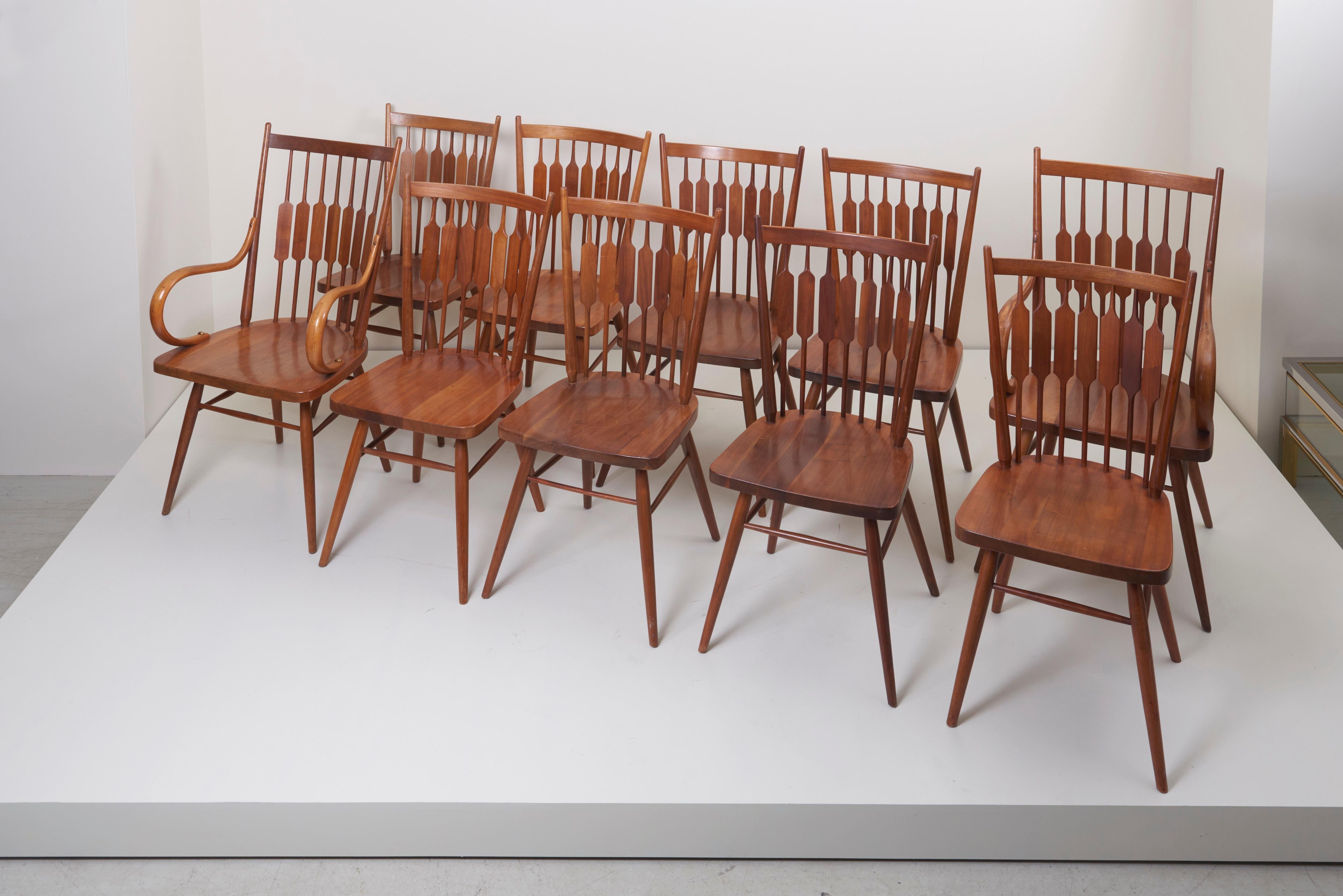 Seltener Satz von zehn Kipp-Stewart-Stühlen. Acht Beistellstühle und zwei Sessel aus massivem Nussbaumholz von Drexel. 