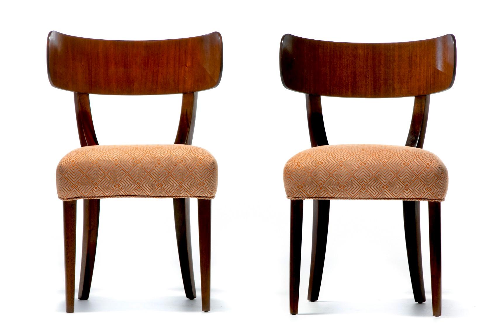 Un ensemble très rare de dix chaises de salle à manger Klismos, conçues par Carl Malmsten en 1938 pour Widdicomb, récemment remises à neuf par des professionnels et retapissées dans le tissu Holy Hunt Great Outdoors, conçu pour un usage intérieur et