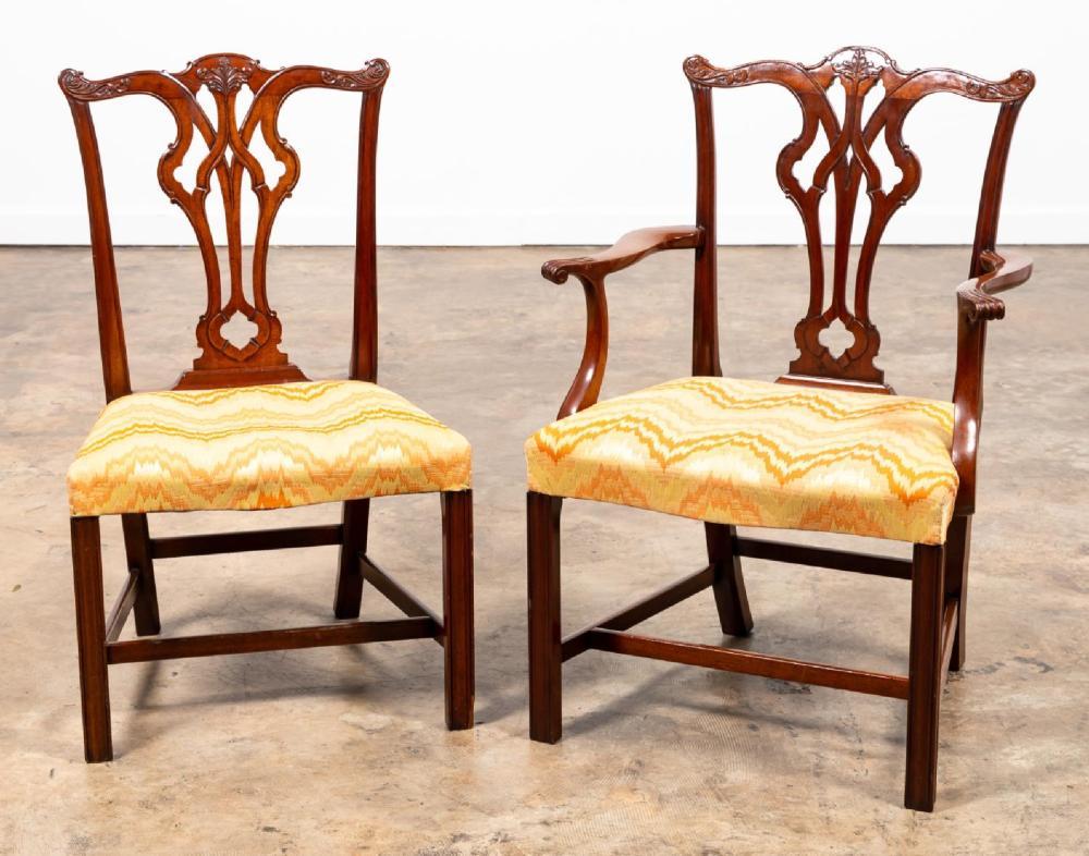 Satz von zehn gut geschnitzten Chippendale-Esszimmerstühlen aus Mahagoni. Zwei Arme und acht Seiten. Die Sitze sind gepolstert. Schön geschnitzte Rückseiten, englische Herstellung.