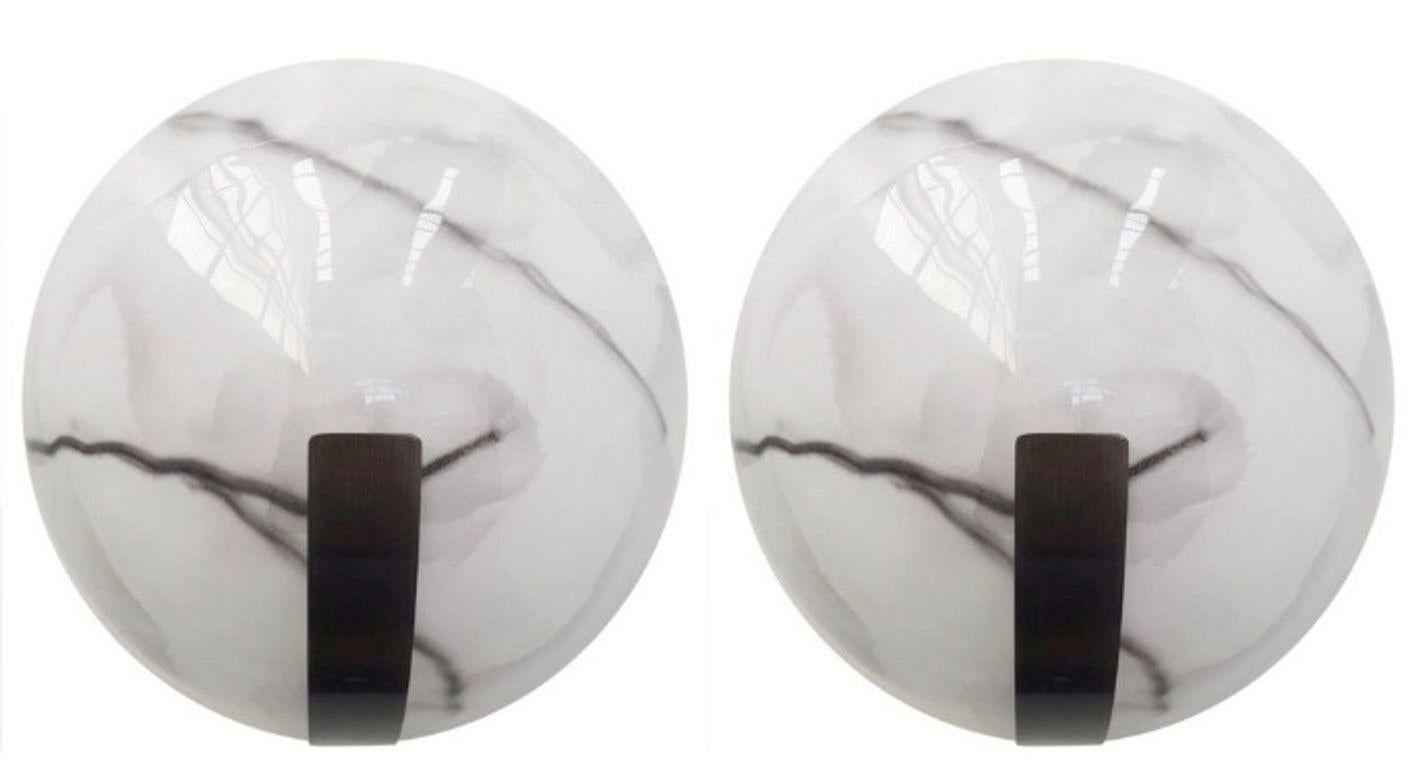 Ein seltener Satz von zehn italienischen Wandleuchtern mit mundgeblasenen, glänzend weißen Murano-Glasschirmen in eleganten Halbmondformen mit dezentem Marmoreffekt. Jedes Stück ist auf gebürstete Bronzebeschläge montiert und kombiniert skulpturale