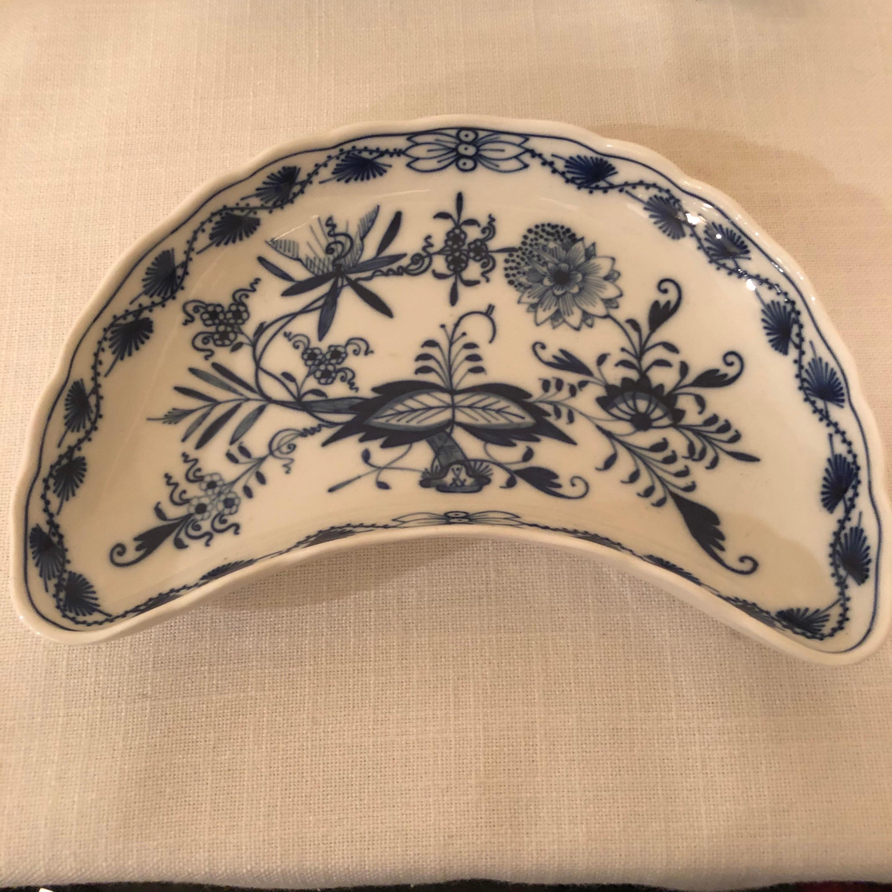 Me gustaría ofrecerte este raro conjunto de diez platos Meissen azules en forma de media luna grande. Este plato con forma se utilizaba originalmente para ponerlo al lado de los platos para recoger los huesos. Por eso se llamaban originalmente