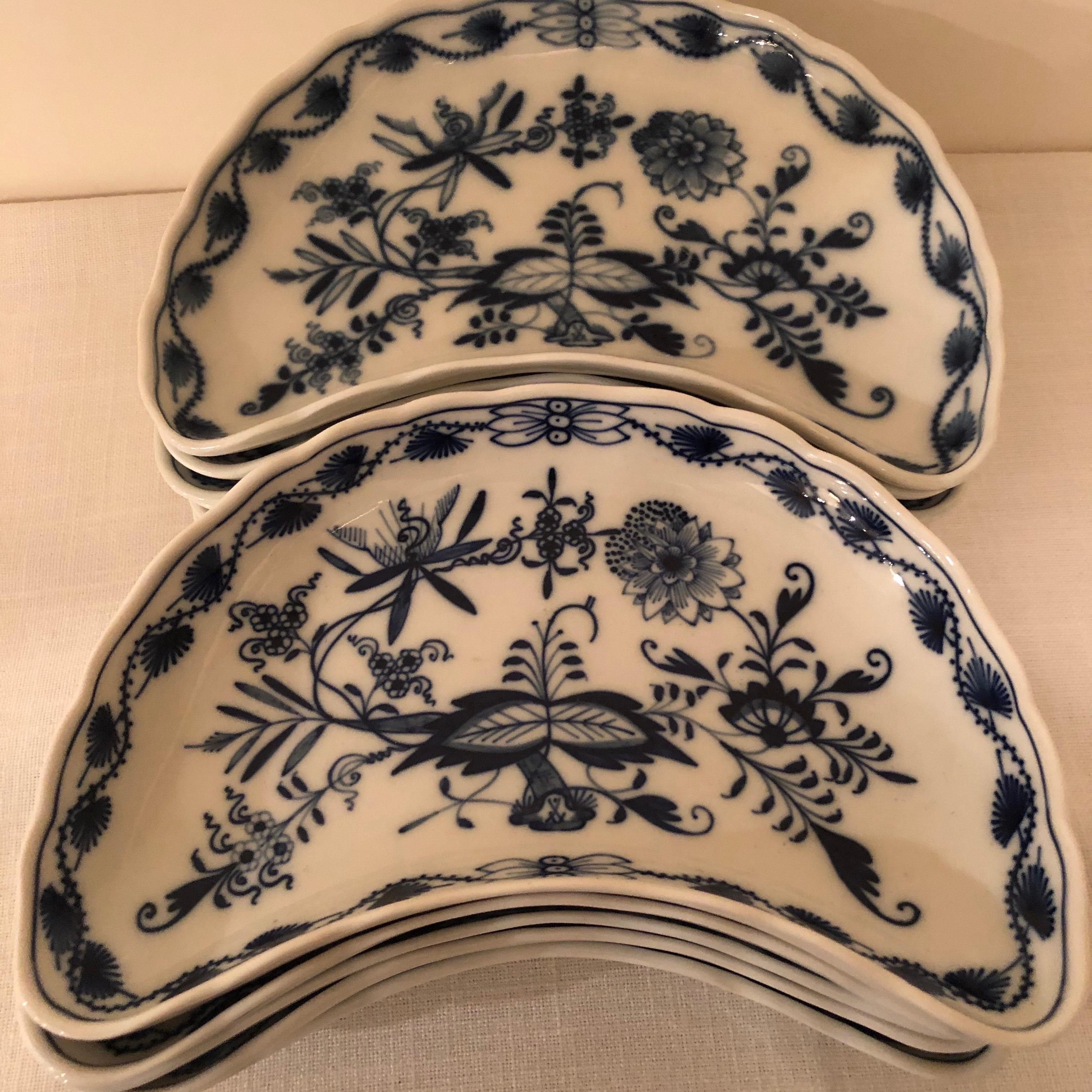 Juego de diez platos Meissen en forma de media luna azul con cebolla grande Pintado a mano en venta