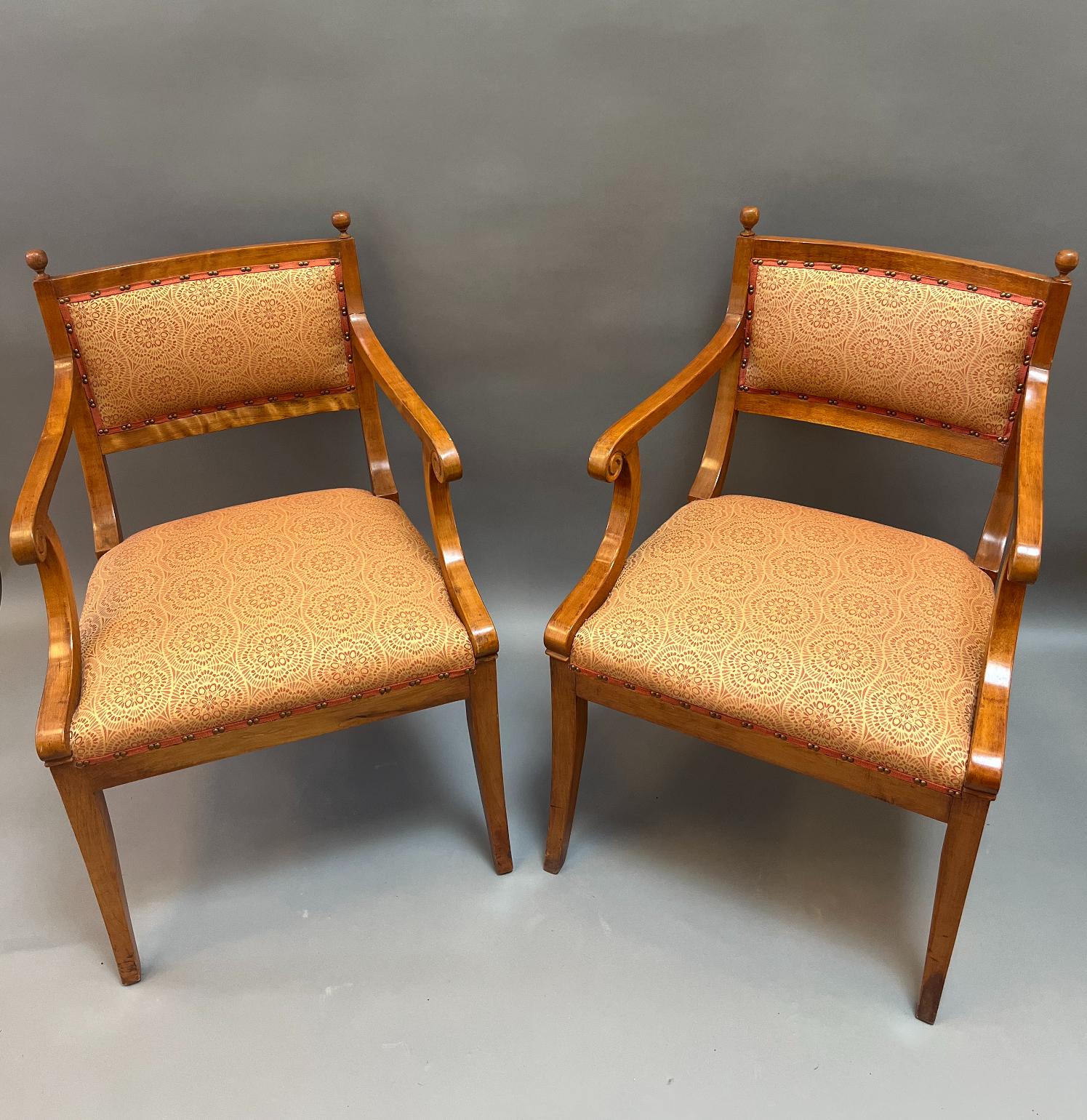 Seltener Satz von zehn neoklassizistischen Sesseln. Elegante Form mit Säbelbeinen und einfachen Armen. Hergestellt aus wunderschöner goldfarbener Birke. Äußerst komfortabel. Kürzlich neu gepolstert. Dänemark, um 1840
Maße: 32,5