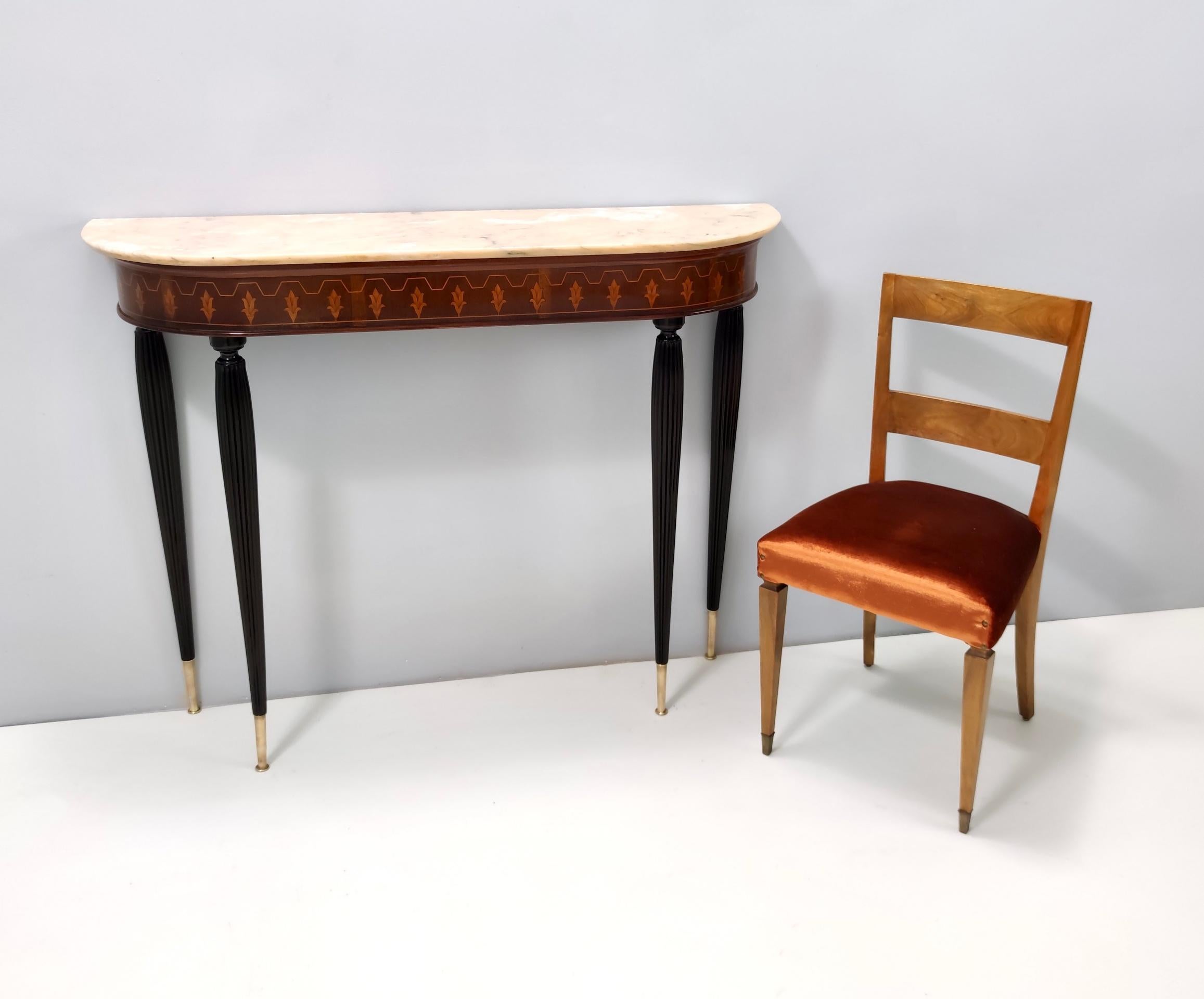 Hergestellt in Italien, 1930er-1940er Jahre.
Die Stühle haben ein Gestell aus Nussbaumholz und eine orangefarbene Stoffbespannung.
Sie sind Vintage, daher können sie leichte Gebrauchsspuren aufweisen, wurden aber perfekt restauriert und mit