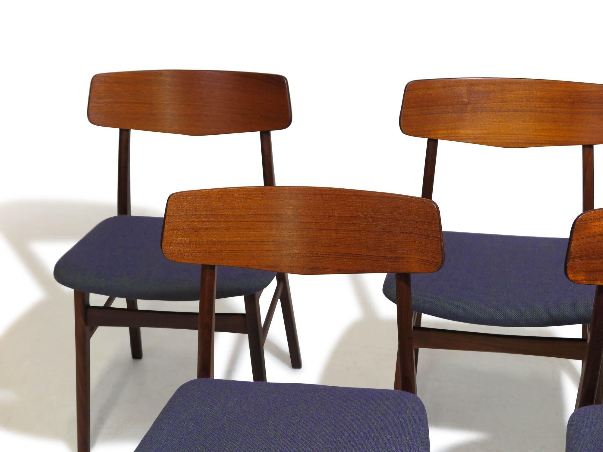 Set of Ten Mid-century Danish Teak Dining Chairs in Purple Wool Textile For Sale 3