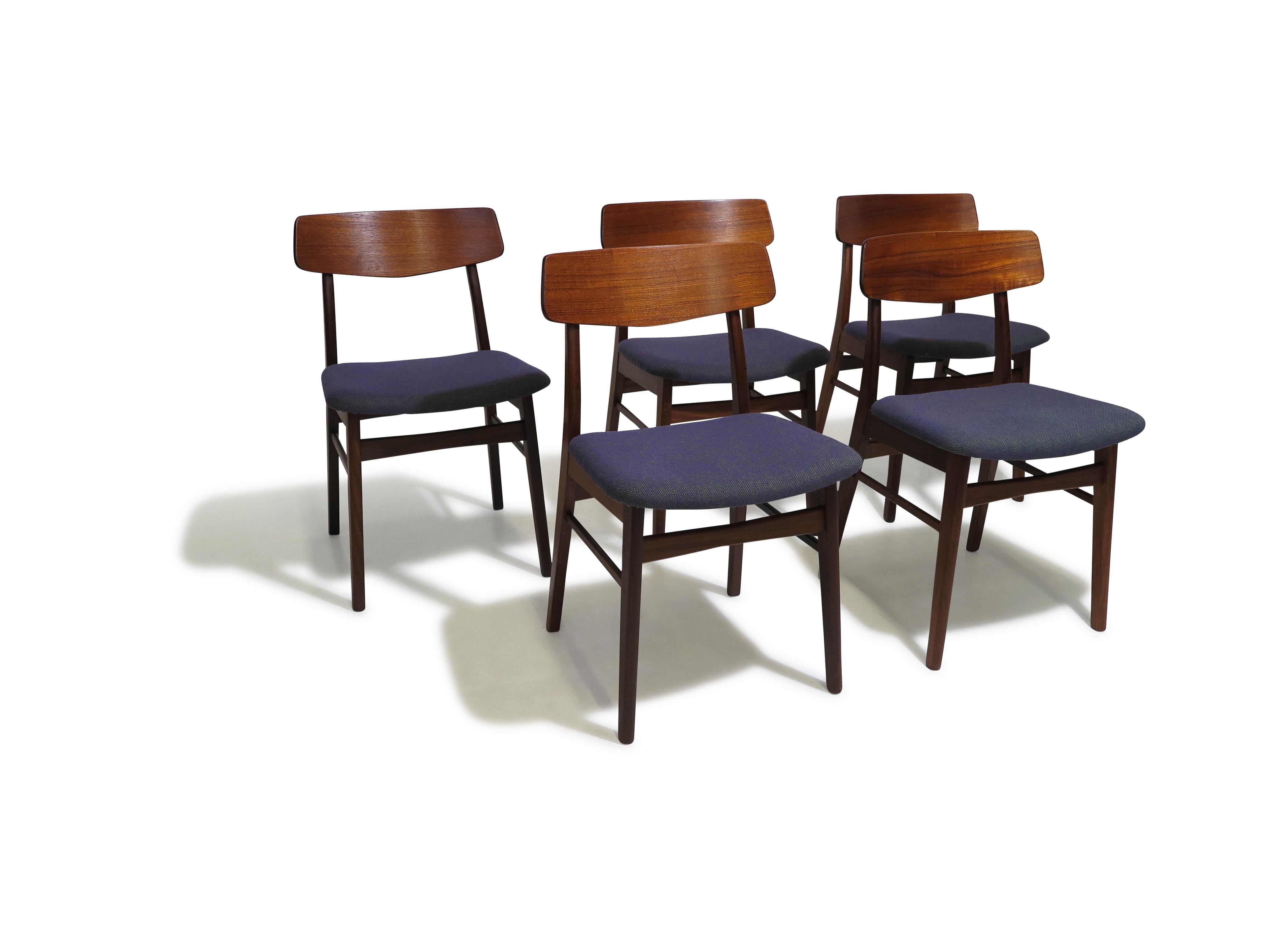 Satz von zehn dänischen Teakholz-Esszimmerstühlen aus der Mitte des Jahrhunderts in lila Wolltextil im Angebot 2