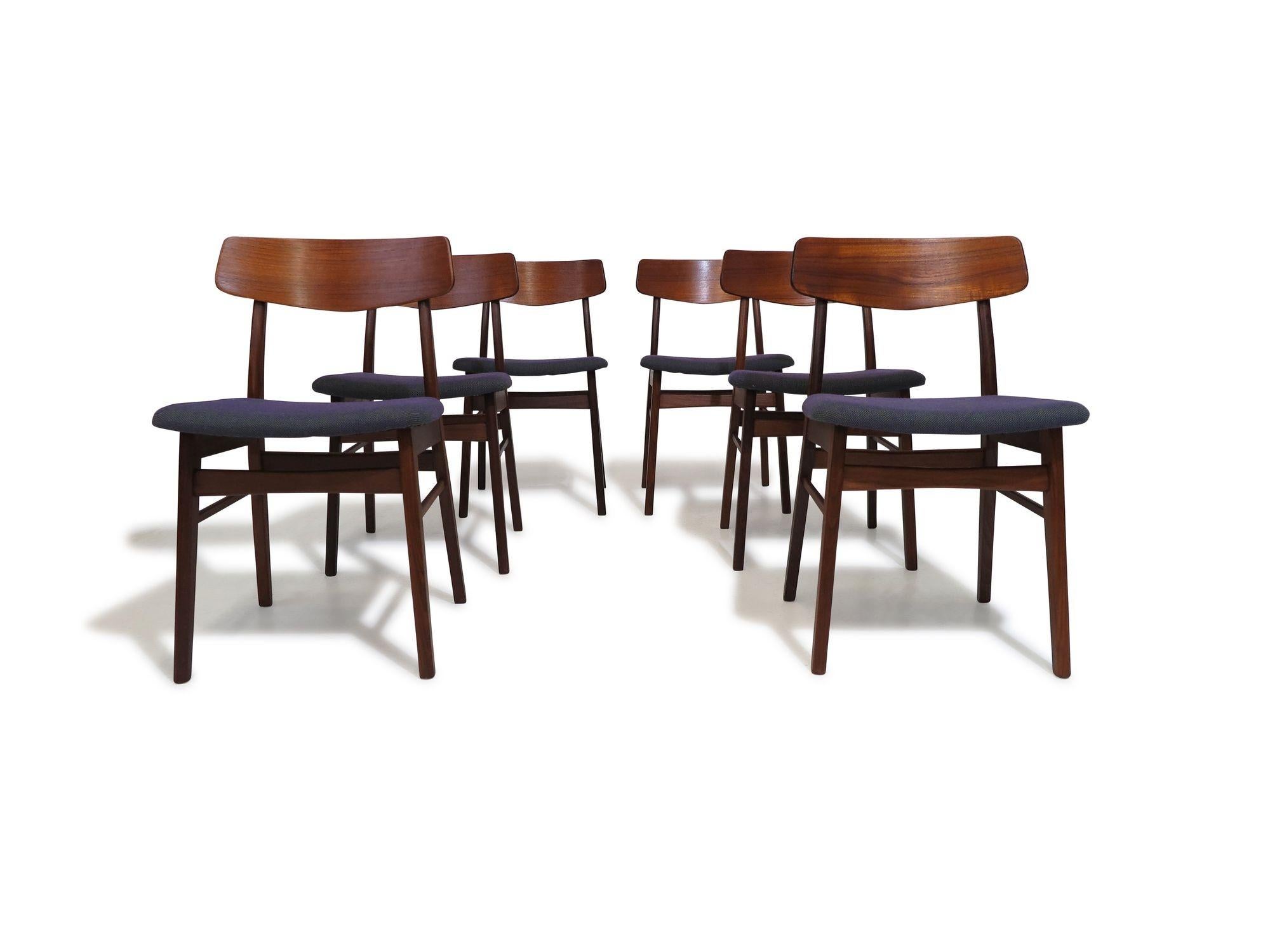 Set of Ten Mid-century Danish Teak Dining Chairs in Purple Wool Textile For Sale 4