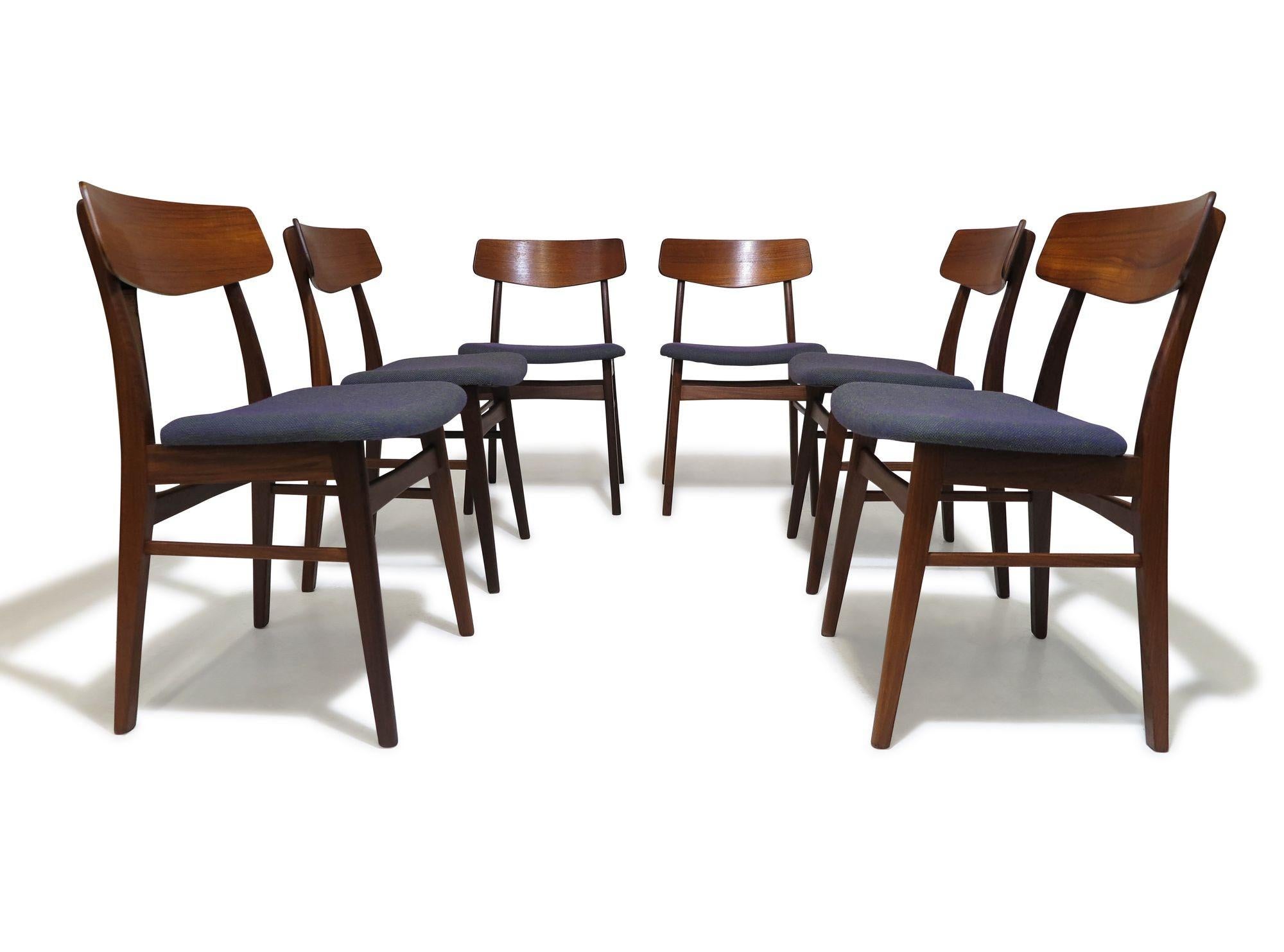 Set of Ten Mid-century Danish Teak Dining Chairs in Purple Wool Textile For Sale 5