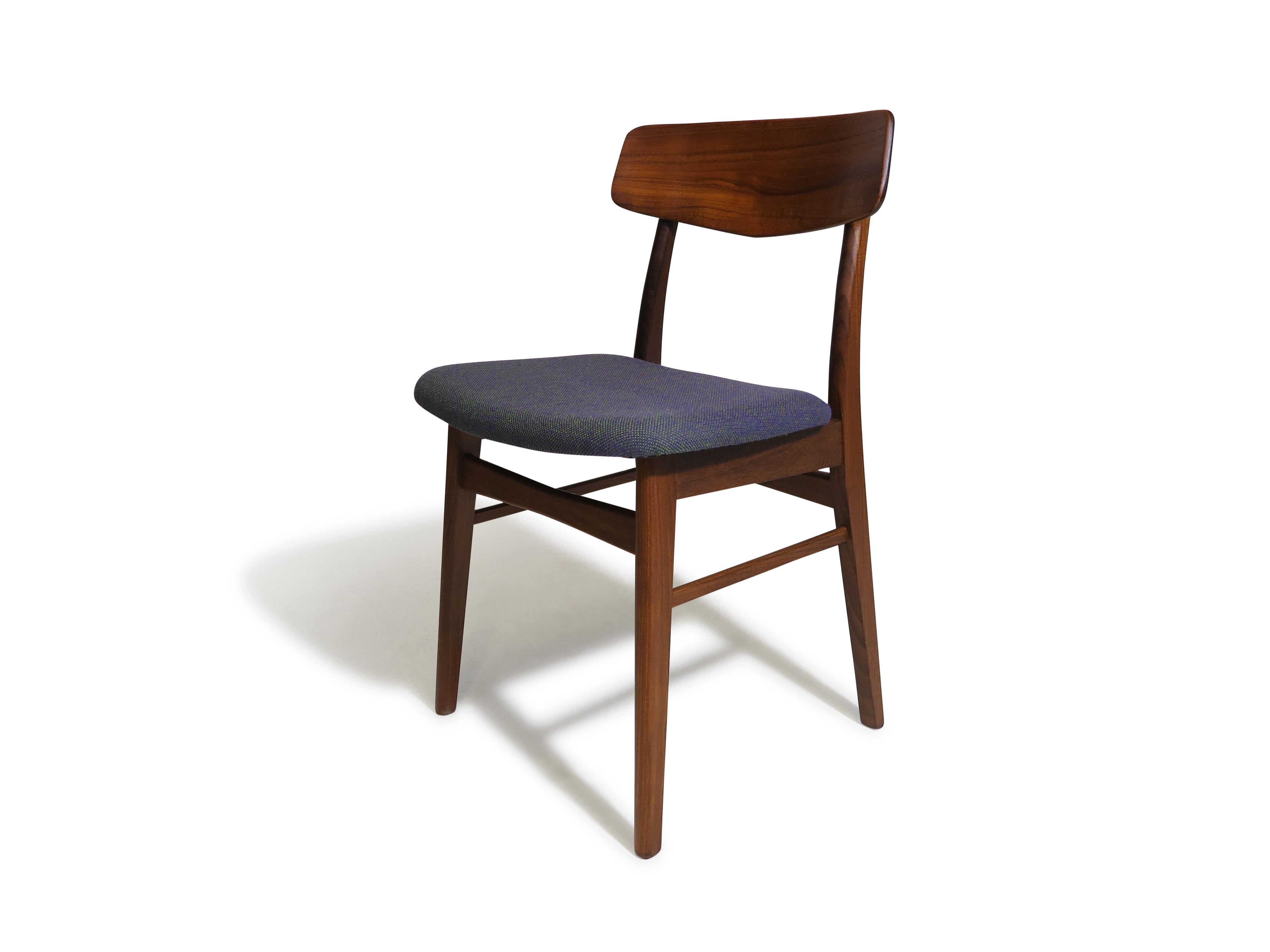 Satz von zehn dänischen Teakholz-Esszimmerstühlen aus der Mitte des Jahrhunderts in lila Wolltextil (Dänisch) im Angebot