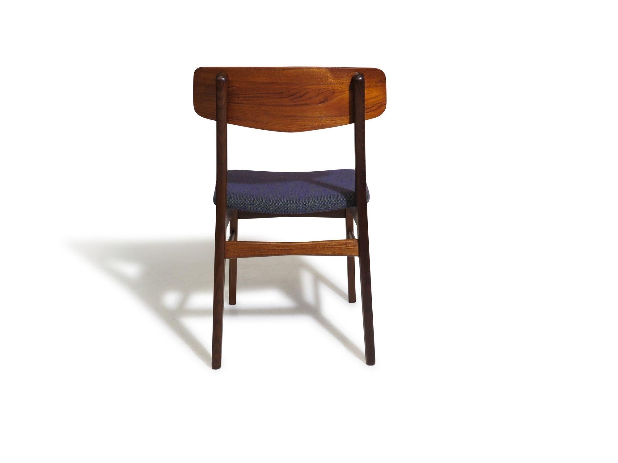 Set of Ten Mid-century Danish Teak Dining Chairs in Purple Wool Textile For Sale 1