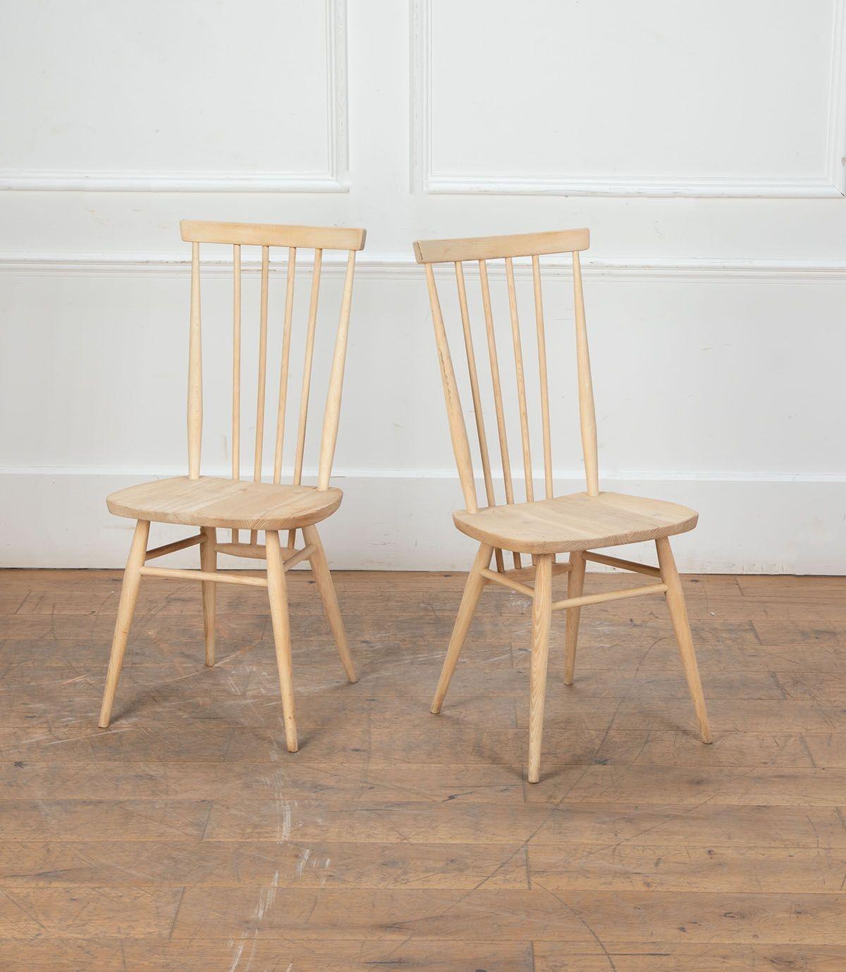 Set di dieci sedie da pranzo Ercol del XX secolo con schienale a fuso e gambe strombate.
La sedia modello 608 è stata prodotta negli anni '60 e '70, con sedili in olmo massiccio e struttura in faggio, un classico del catalogo di design Ercol di metà