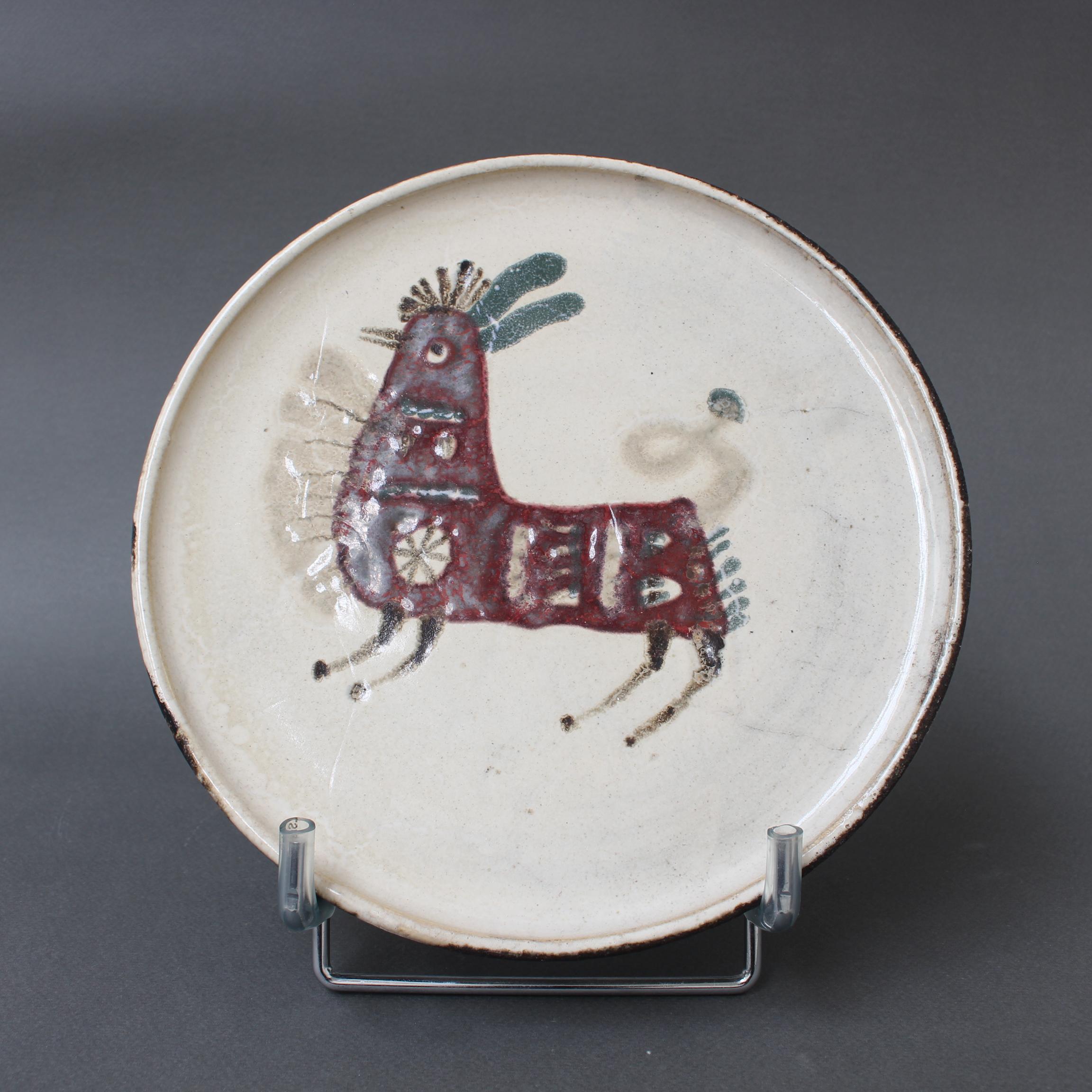 Set di 10 piatti decorativi in ceramica francese della metà del secolo scorso di Le Mûrier (circa anni '60). Un pezzo seducente con il loro stile inconfondibile, una base color gesso con un motivo di animali immaginari stilizzati. In buone