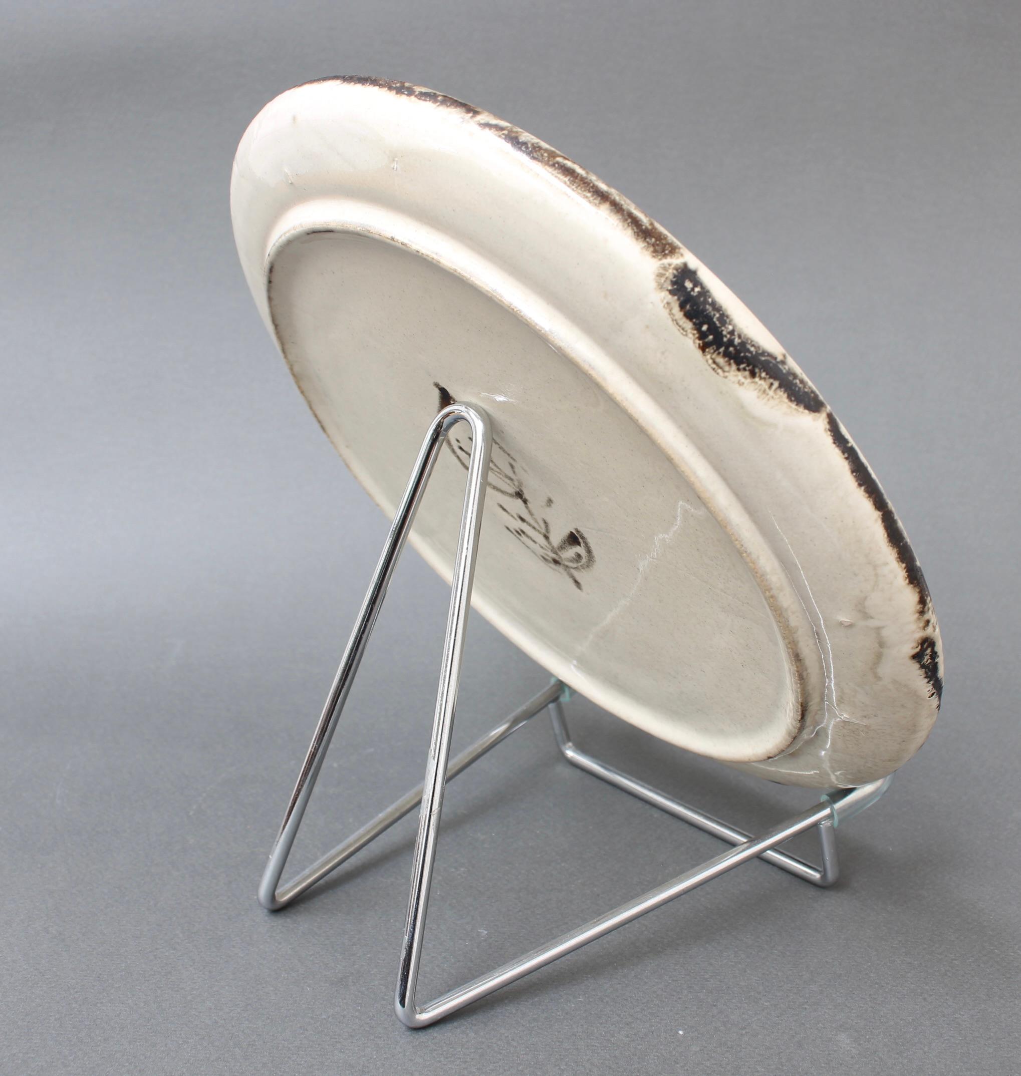 Metà XX secolo Set di dieci piatti decorativi in ceramica francese della metà del secolo scorso di Le Mûrier in vendita