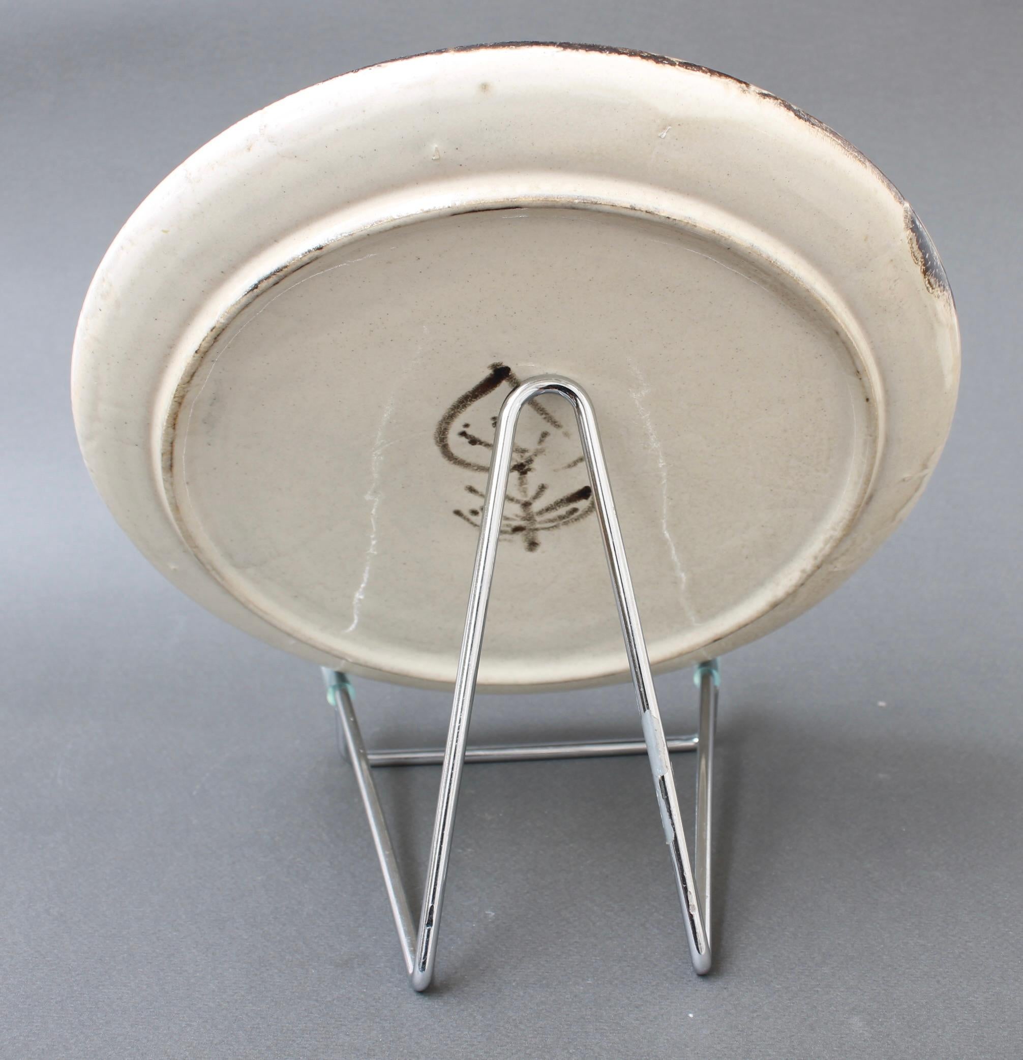 Ceramica Set di dieci piatti decorativi in ceramica francese della metà del secolo scorso di Le Mûrier in vendita