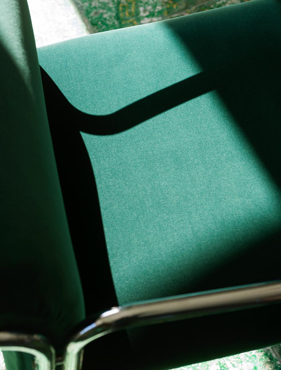 Polonais Ensemble de dix chaises du milieu du siècle, velours de coton vert par Dedar, Europe, années 1960 en vente