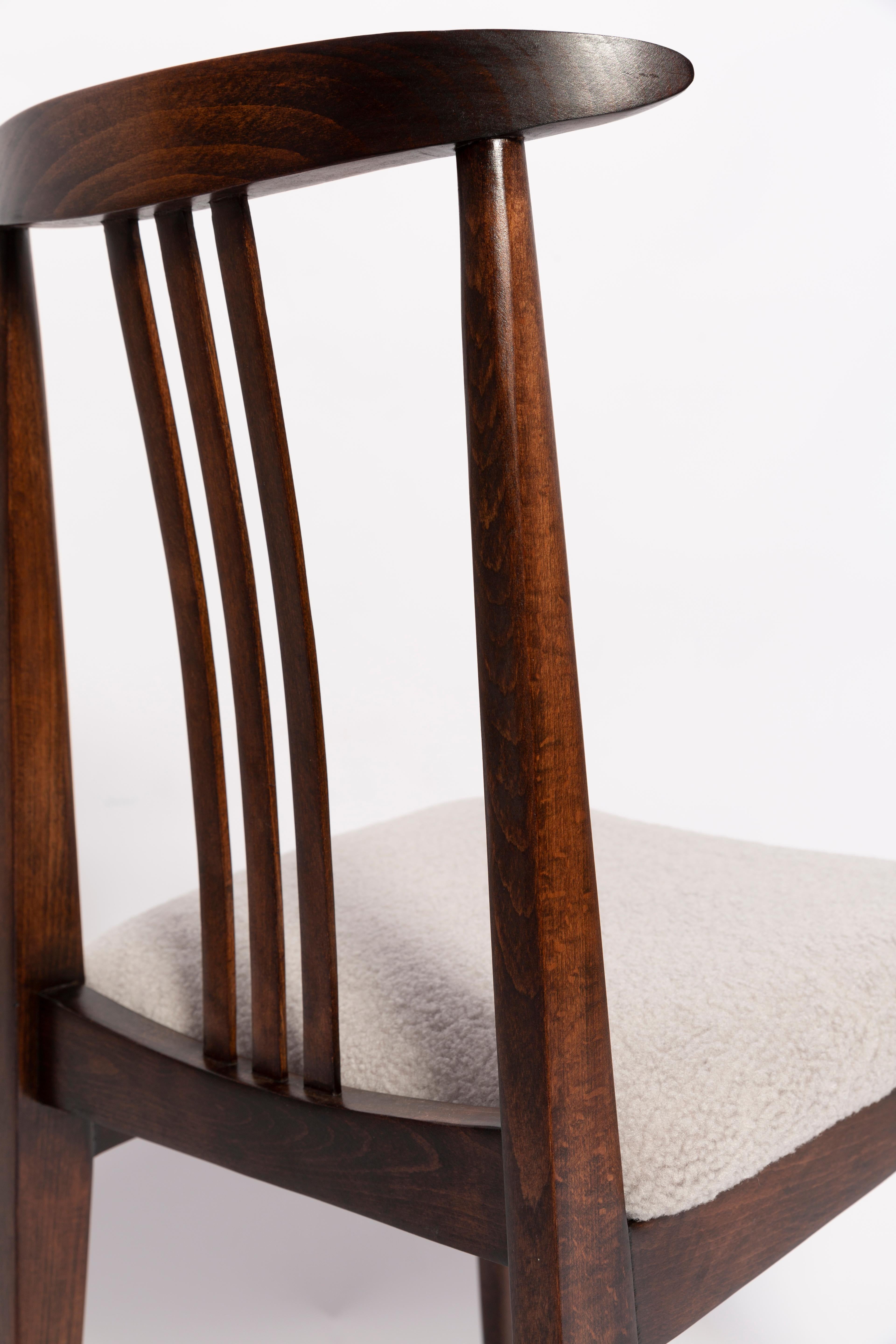 Set of Ten Mid-Century Linen Boucle Chairs, Walnut, M. Zielinski, Europe, 1960s In Excellent Condition For Sale In 05-080 Hornowek, PL