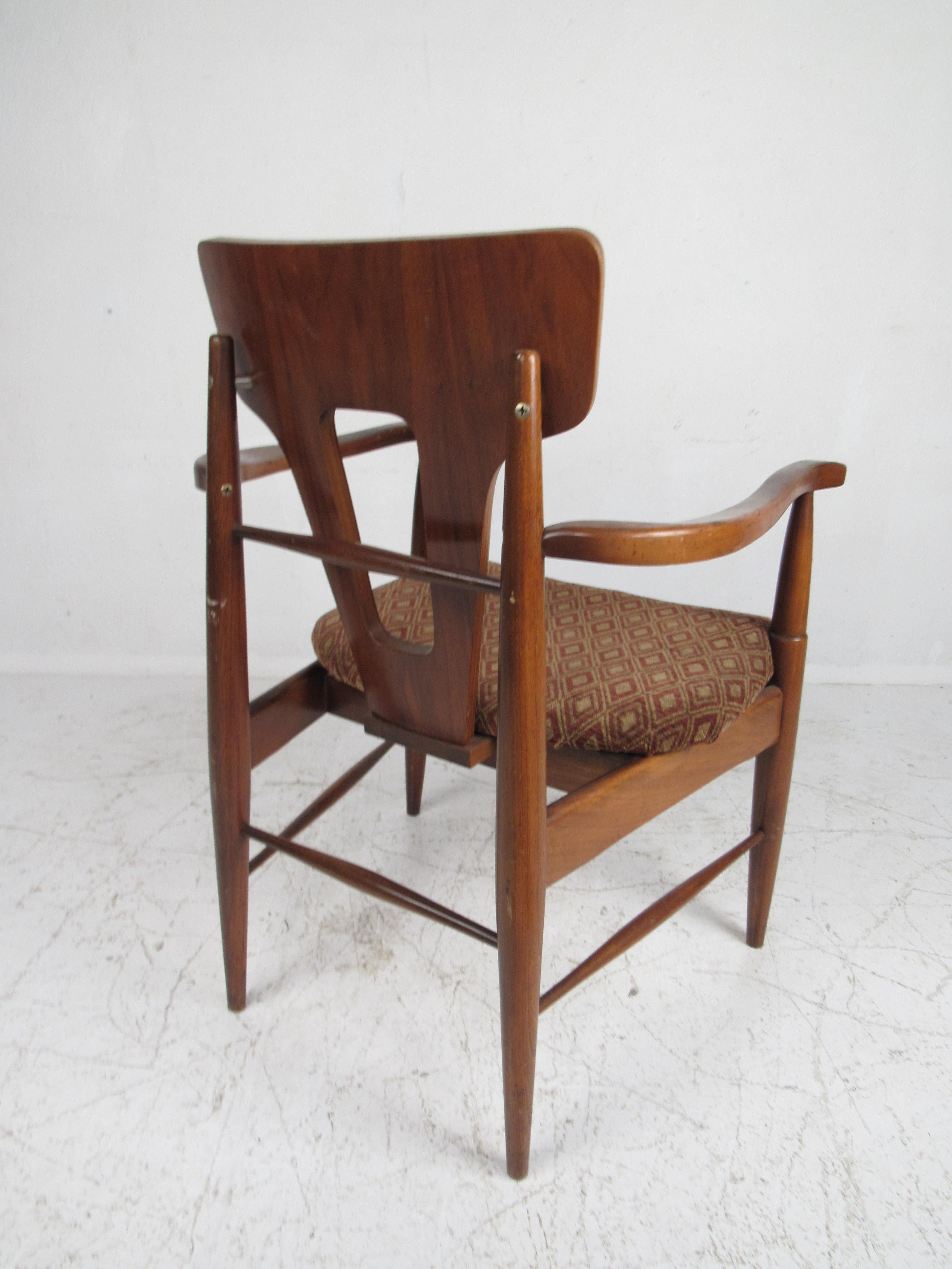 Set of Ten Mid-Century Modern Walnut Dining Chairs In Good Condition For Sale In Brooklyn, NY