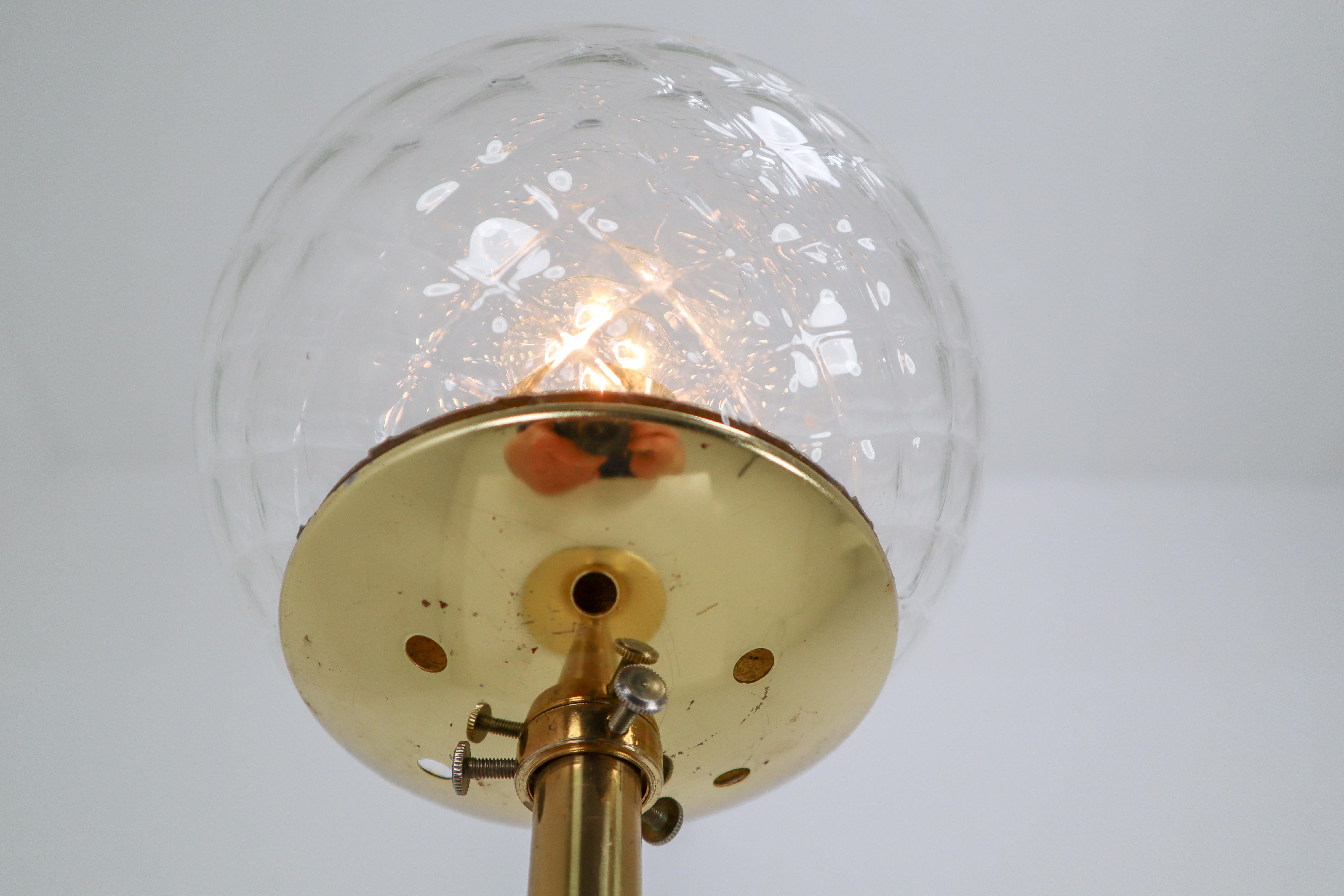 Set von zehn modernistischen Mid-Century-Tischlampen aus Messing mit Strukturglas, 1970er Jahre im Angebot 1