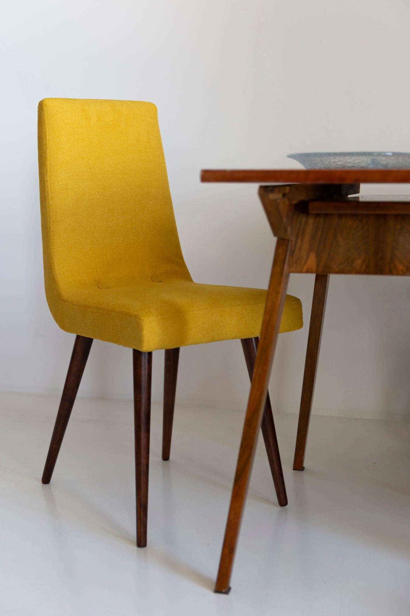 Stuhl entworfen von Prof. Rajmund Halas. Wurden aus Buchenholz hergestellt. Der Stuhl ist komplett neu gepolstert, das Holzwerk wurde gereinigt und aufgefrischt. Wir haben matten Lack verwendet. Sitz und Rückenlehne sind mit einem senfgelben,