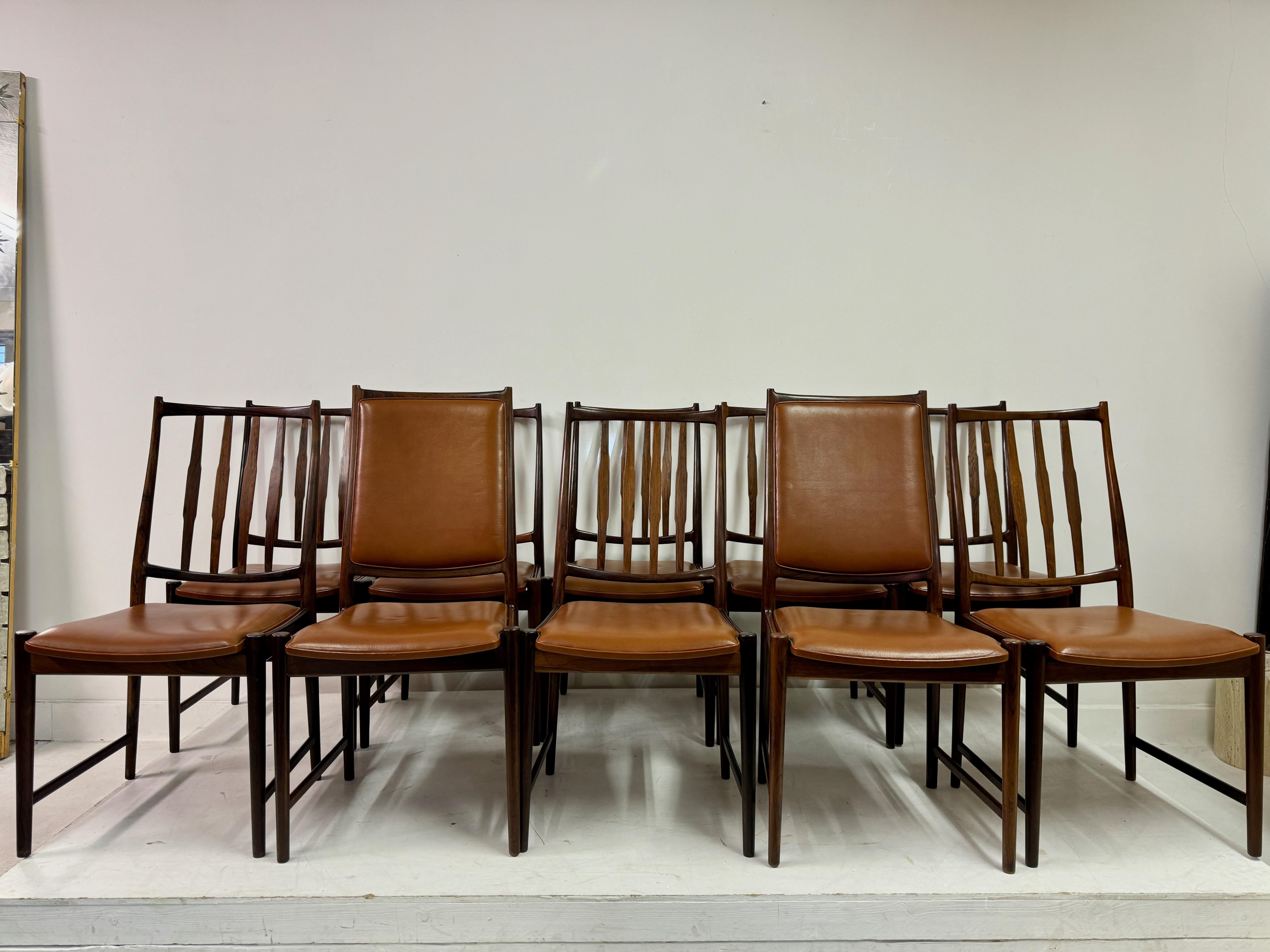Ensemble de dix chaises de salle à manger

Par Torbjørn Afdal

Pour Bruksbo

Revêtement en cuir cognac

Huit chaises avec dossier à bâtons et deux chaises en cuir.

Norvège années 1960

Torbjørn Afdal était l'un des principaux designers de Bruksbo