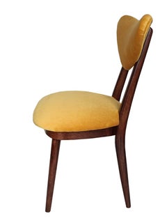 Ensemble de dix chaises du milieu du siècle en velours jaune, bois de noyer et cœur, Pologne, années 1960