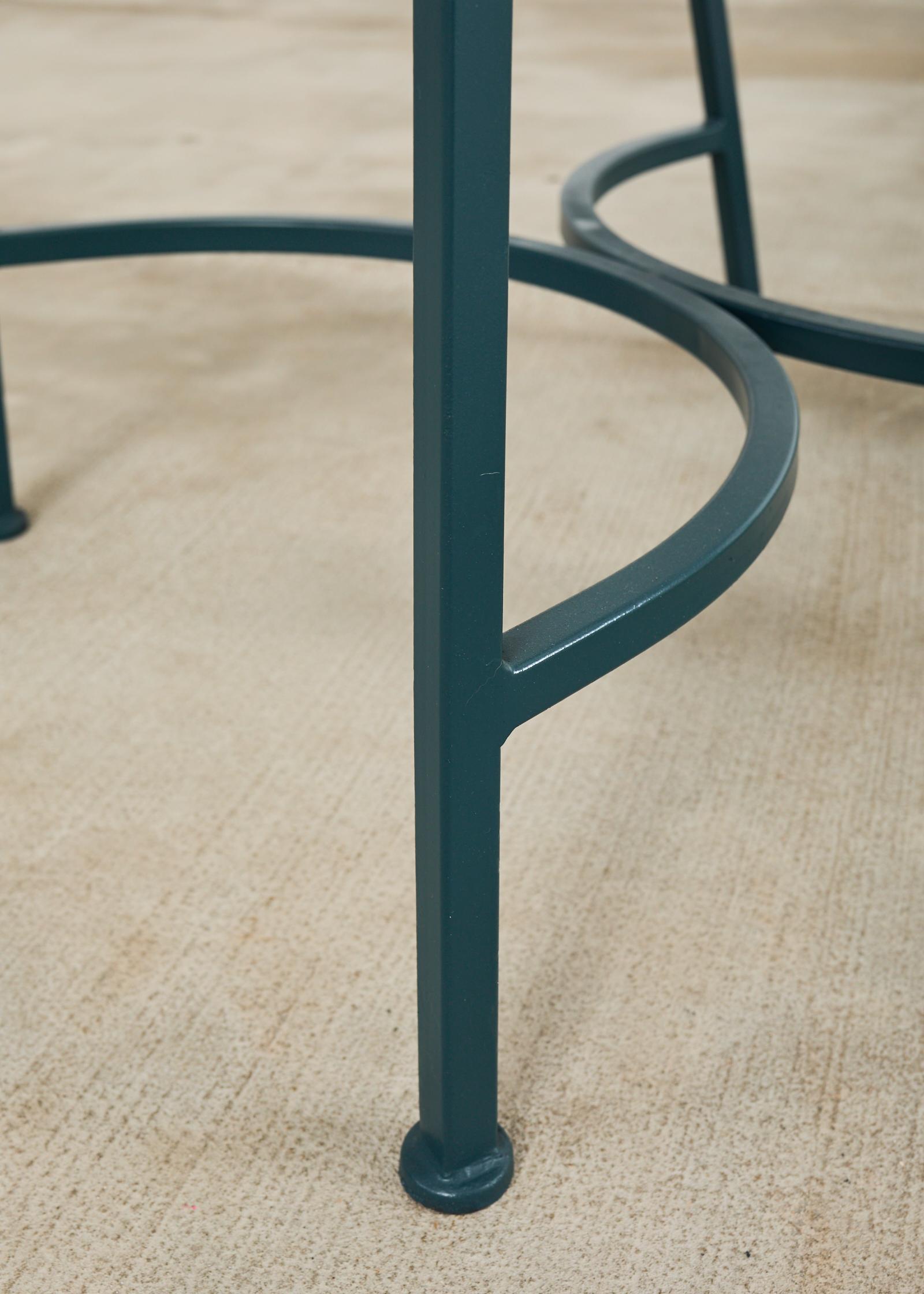 Juego de diez sillas de comedor de jardín de hierro de estilo neoclásico en venta 4