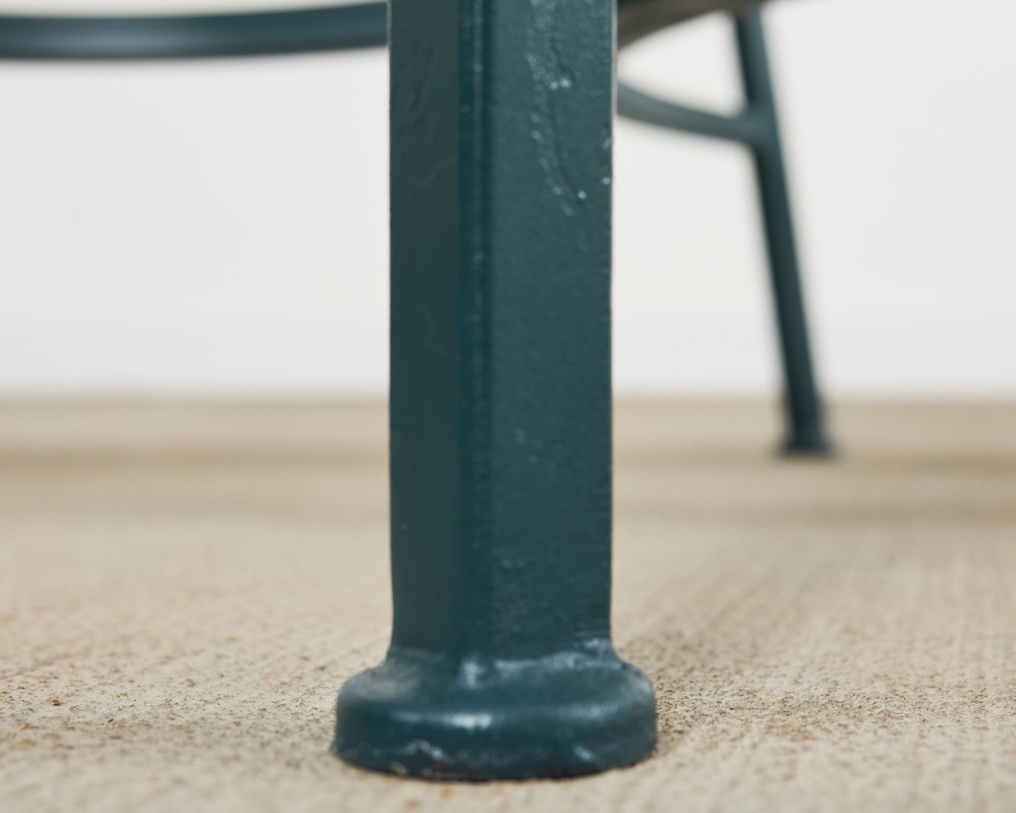 Juego de diez sillas de comedor de jardín de hierro de estilo neoclásico en venta 5