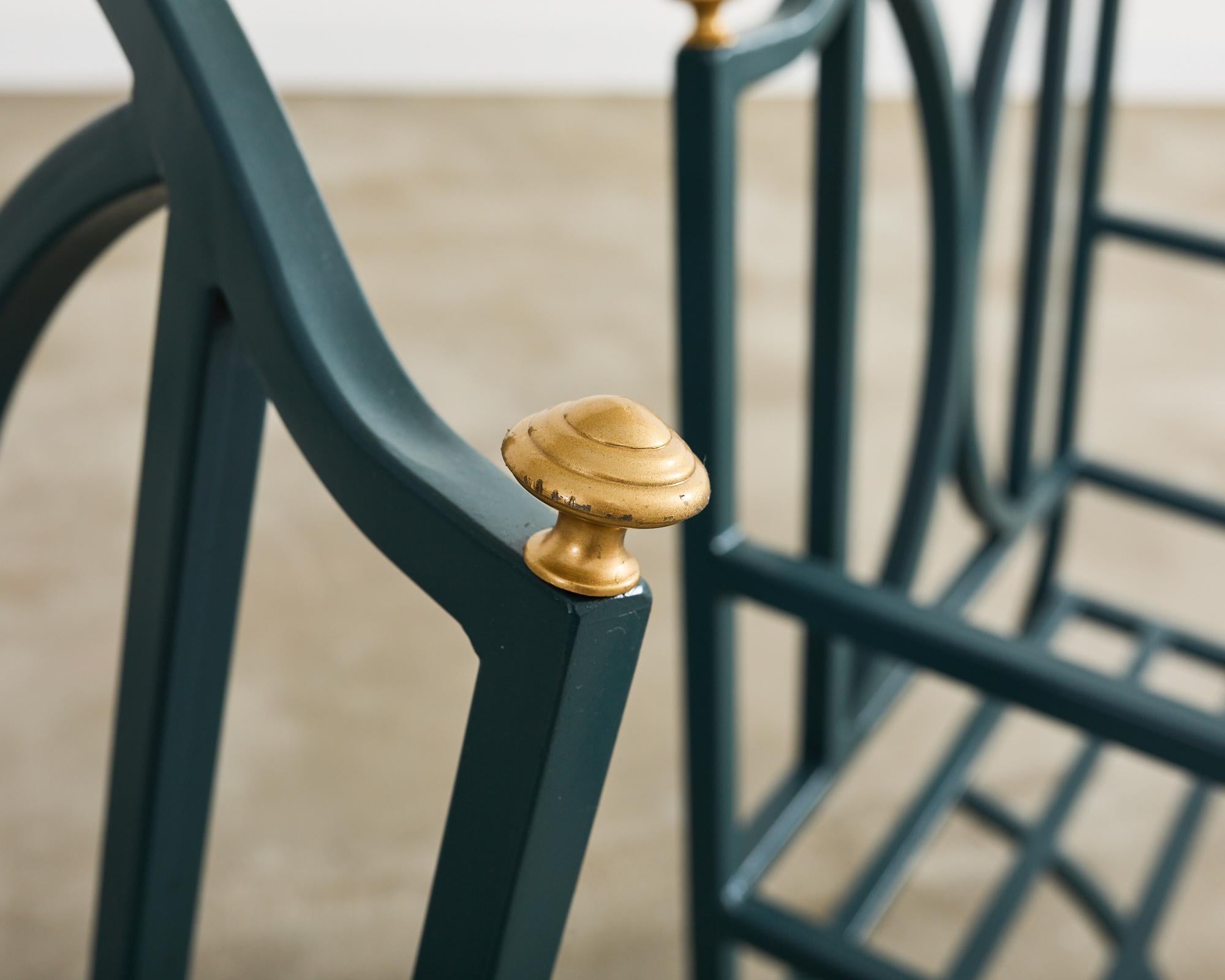 Juego de diez sillas de comedor de jardín de hierro de estilo neoclásico en venta 7