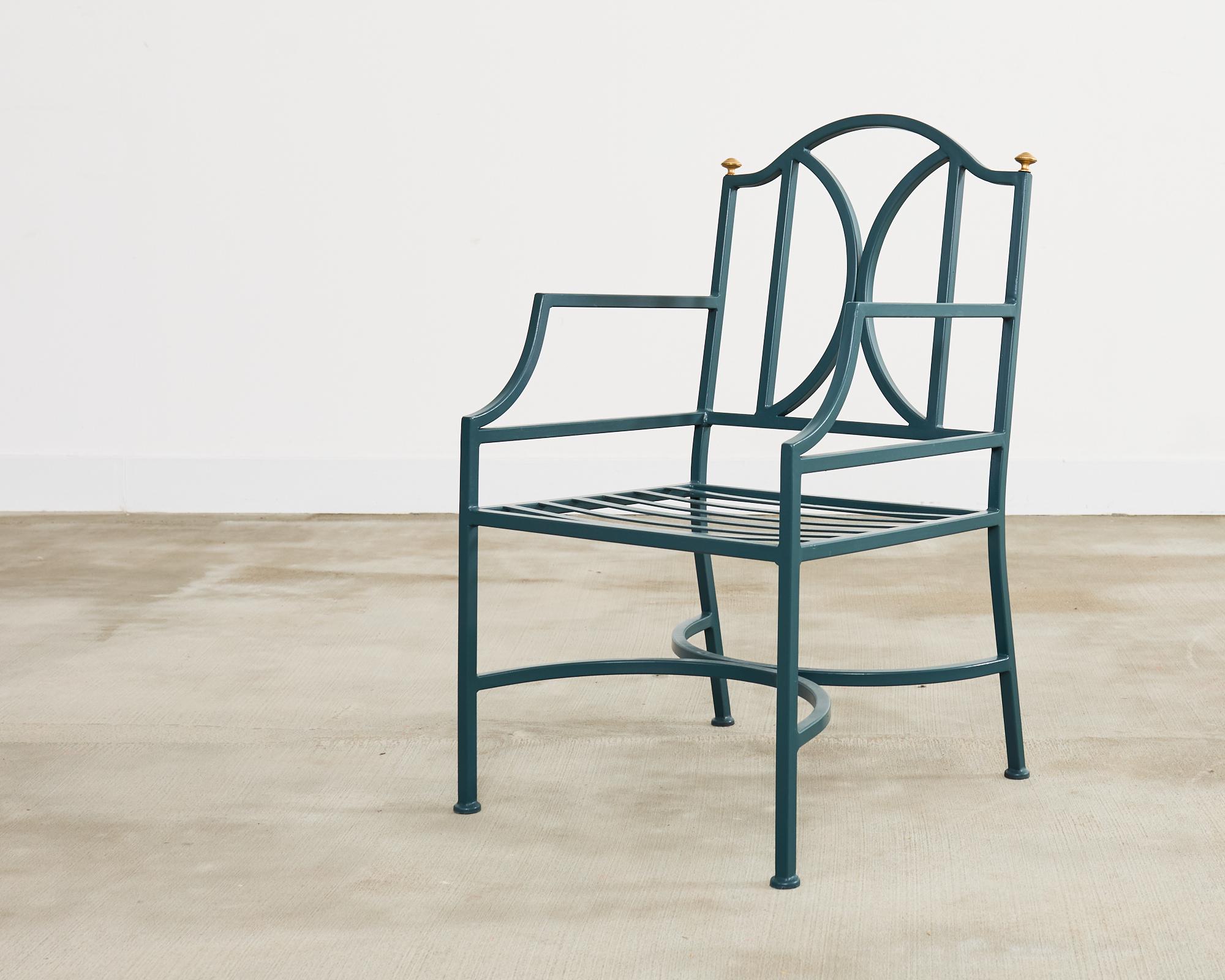 Juego de diez sillas de comedor de jardín de hierro de estilo neoclásico en venta 10
