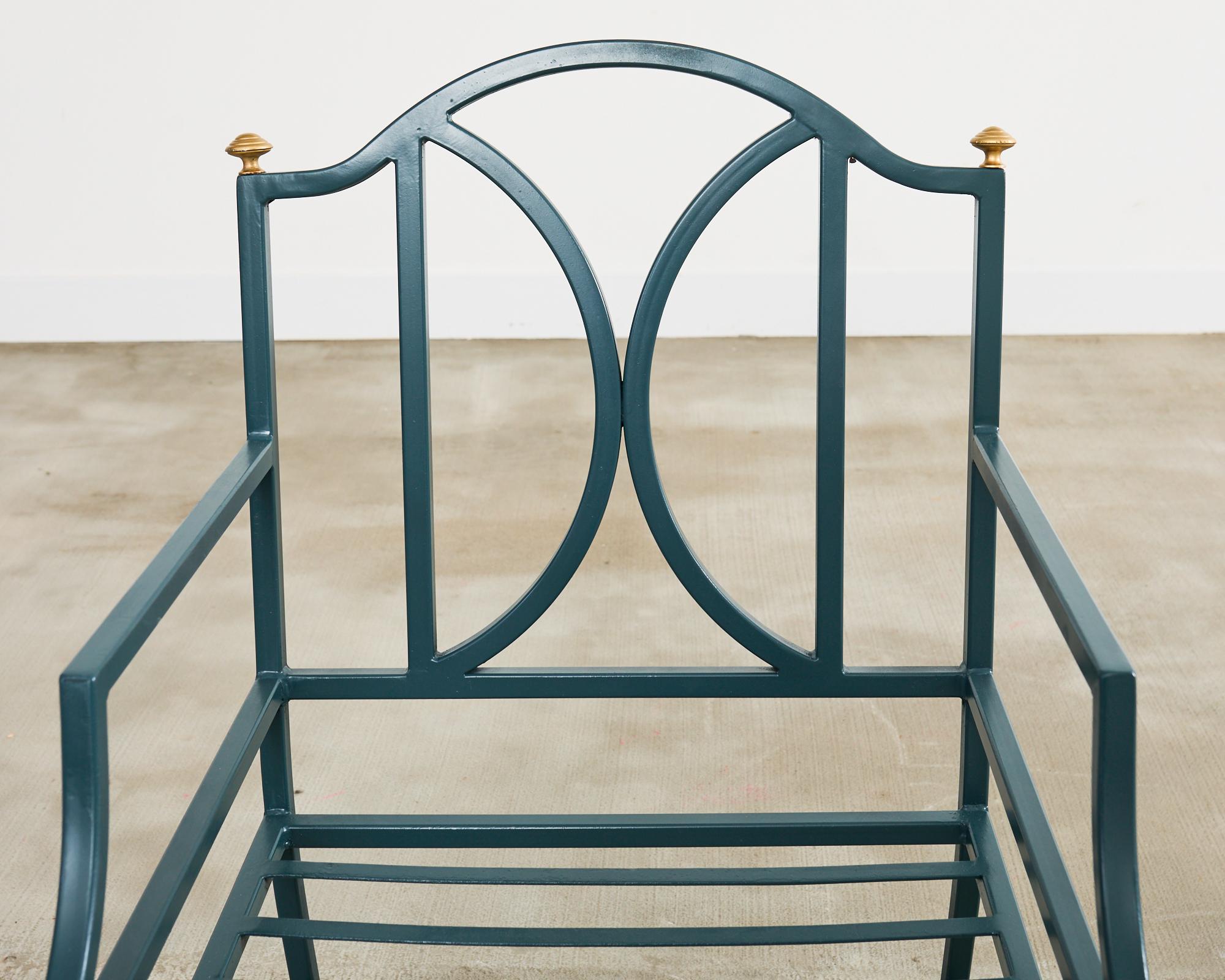Juego de diez sillas de comedor de jardín de hierro de estilo neoclásico en venta 11