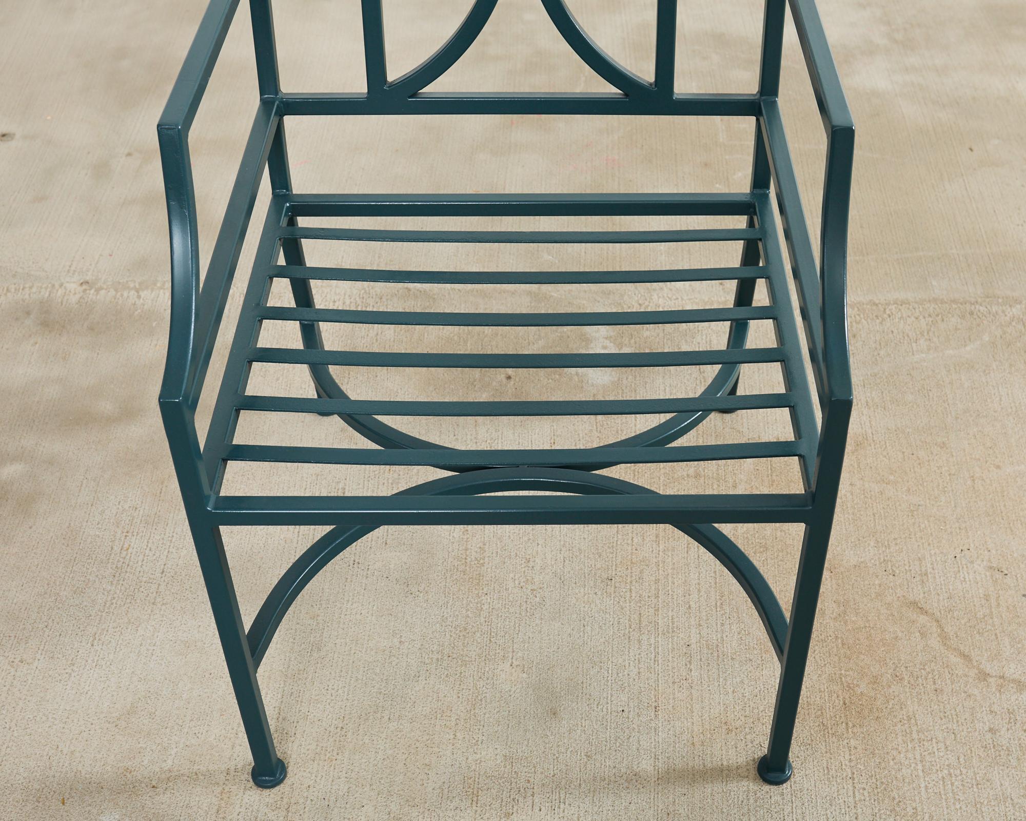 Juego de diez sillas de comedor de jardín de hierro de estilo neoclásico en venta 12