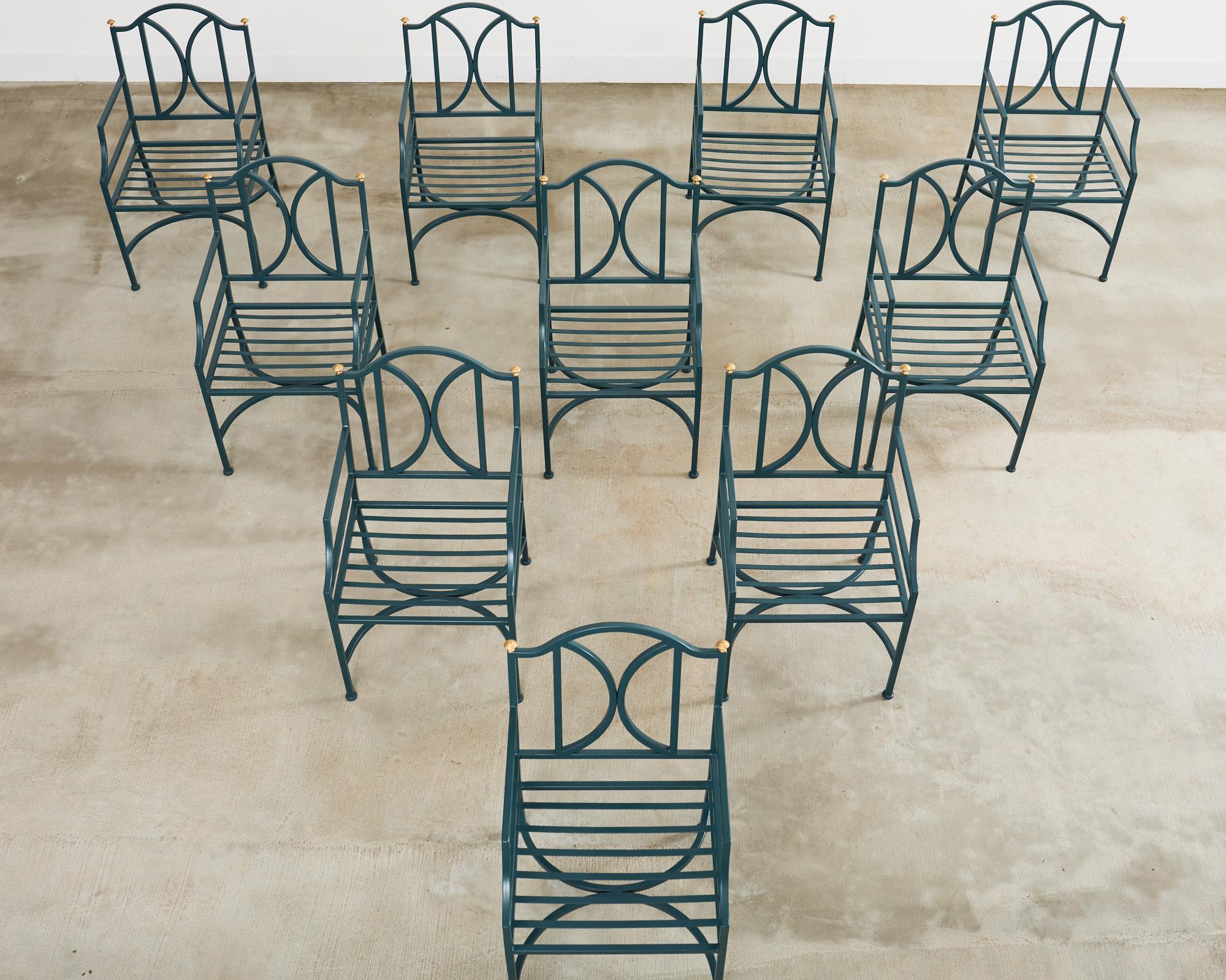Majestuoso conjunto de diez sillas de comedor de hierro forjado para patio y jardín, de gusto neoclásico. El conjunto consta de todos los sillones con un grueso y pesado armazón de hierro. Los asientos tienen un respaldo abombado con remates