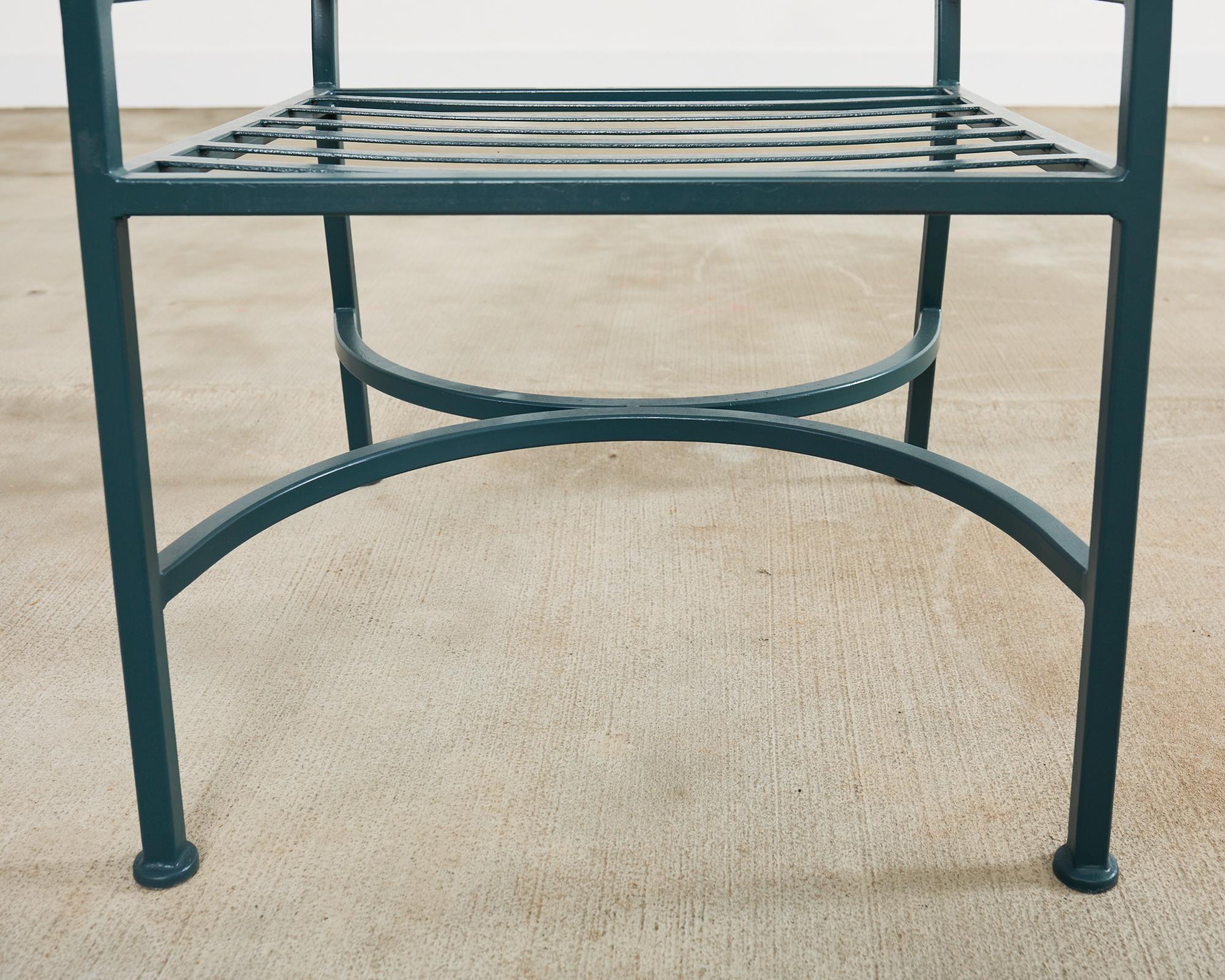 Juego de diez sillas de comedor de jardín de hierro de estilo neoclásico en venta 13