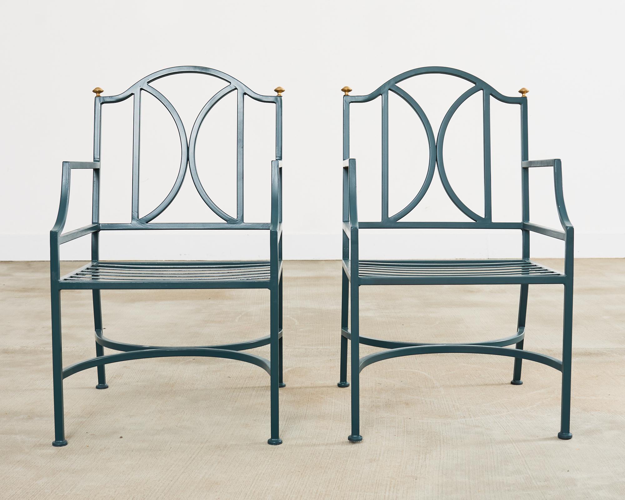 Juego de diez sillas de comedor de jardín de hierro de estilo neoclásico Estadounidense en venta