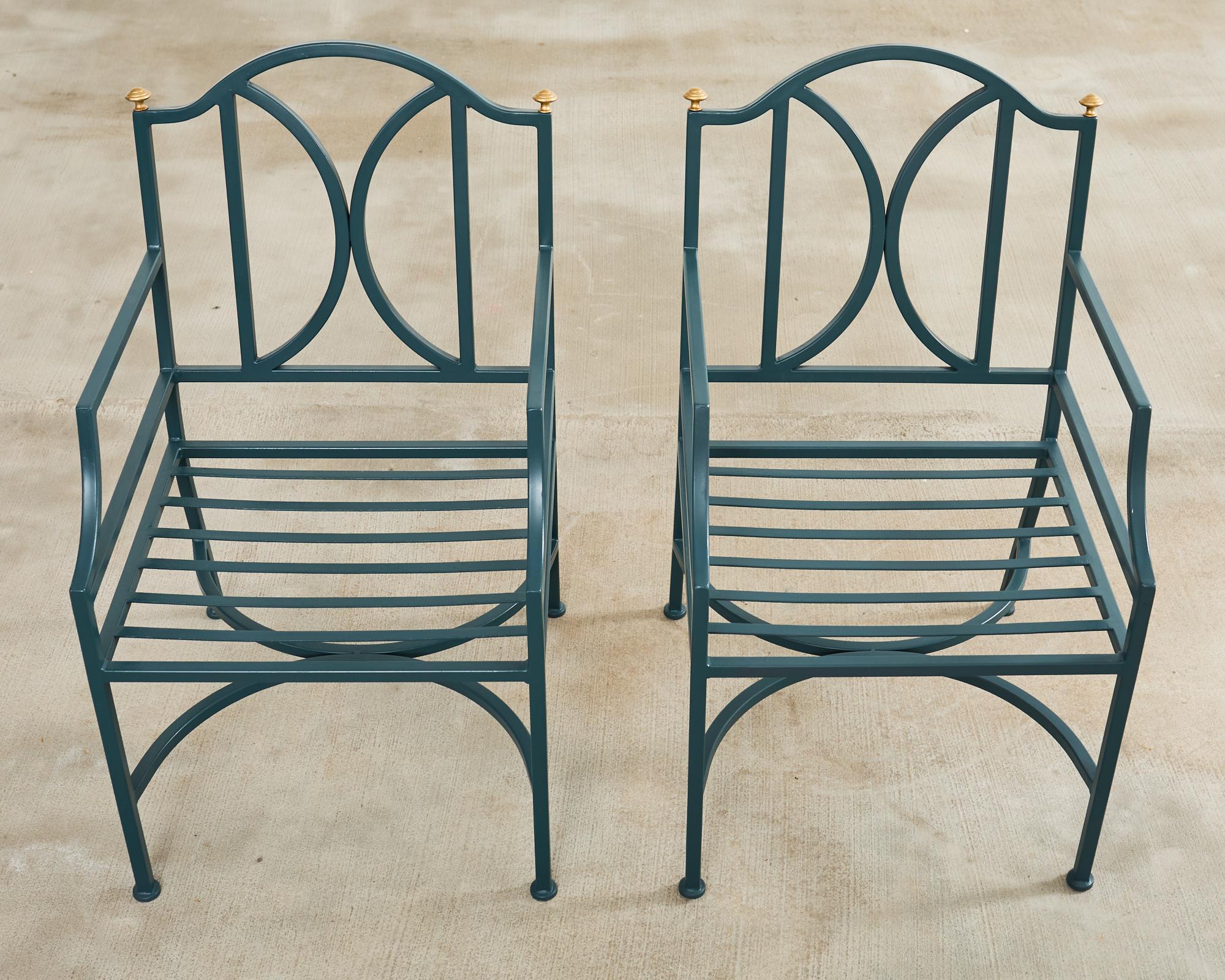Juego de diez sillas de comedor de jardín de hierro de estilo neoclásico siglo XX en venta