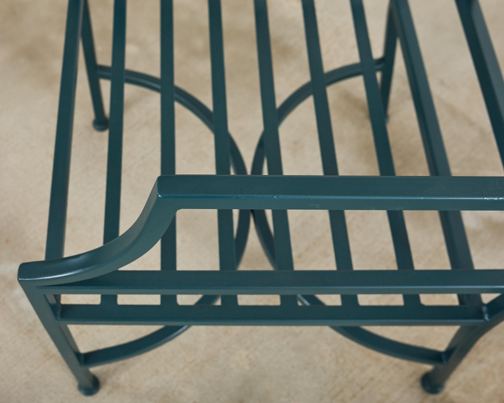 Juego de diez sillas de comedor de jardín de hierro de estilo neoclásico en venta 1