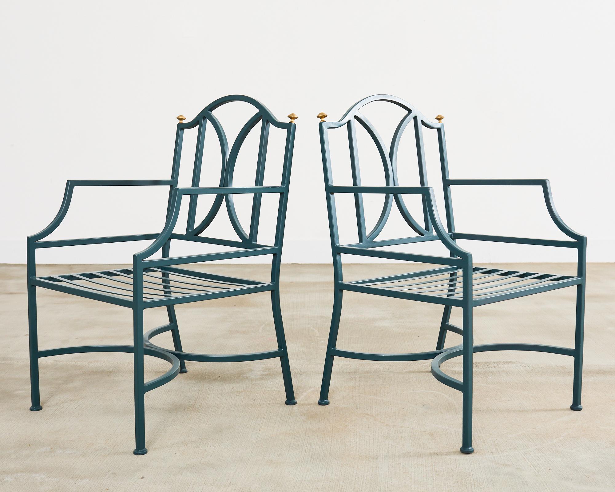 Juego de diez sillas de comedor de jardín de hierro de estilo neoclásico en venta 2