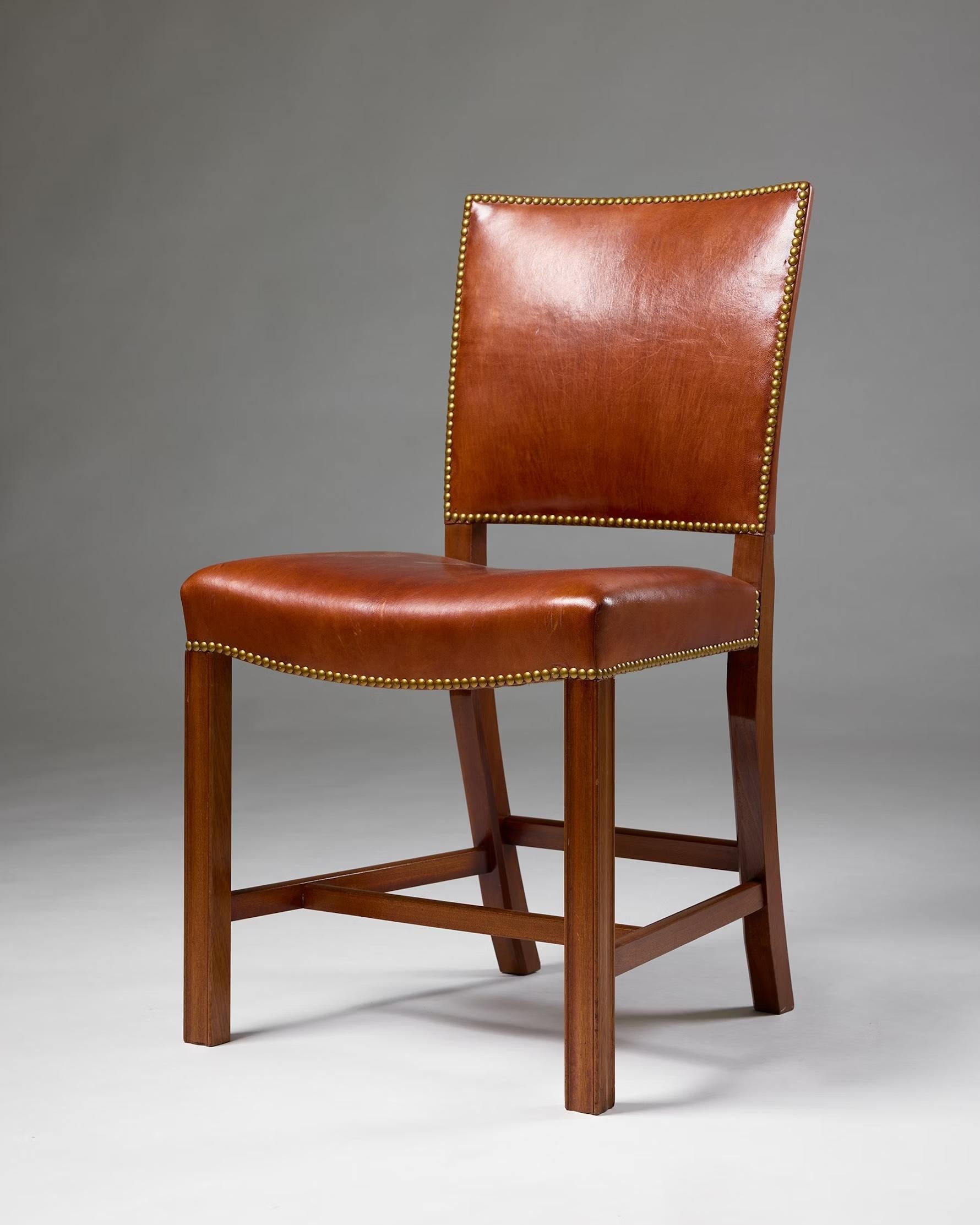Originally designed in 1928, the ‘Red Chair’ is one of Kaare Klint’s most iconic creations, embodying his meticulous attention to proportion, materiality, and craftsmanship. This particular set was produced in the 1970s, staying true to Klint’s