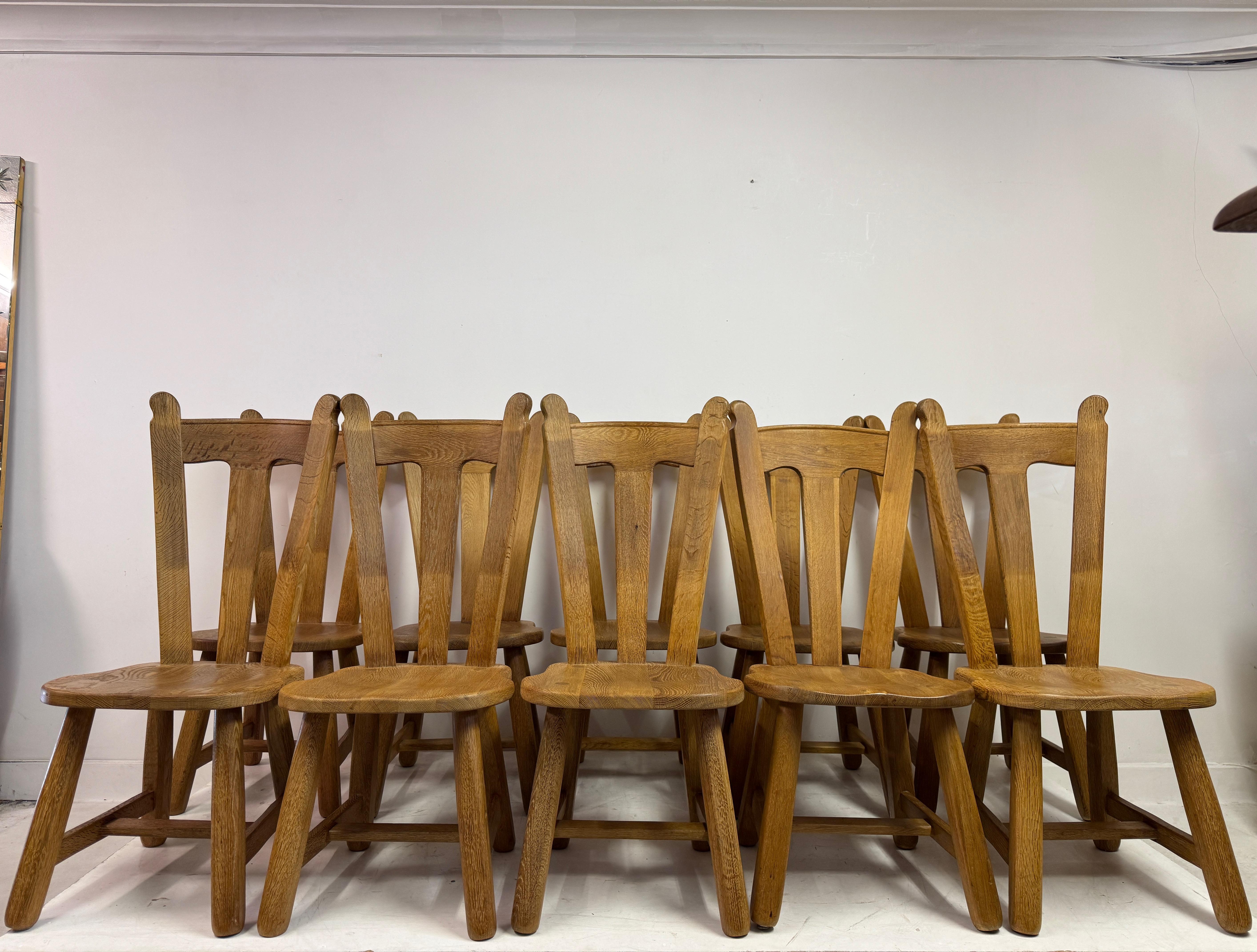 Set of ten oak dining chairs by De Puydt

A striking set of 10 solid oak dining chairs by De Puydt, exuding a robust yet elegant presence. These chairs embody a distinct blend of traditional craftsmanship and Brutalist influence, characterized by