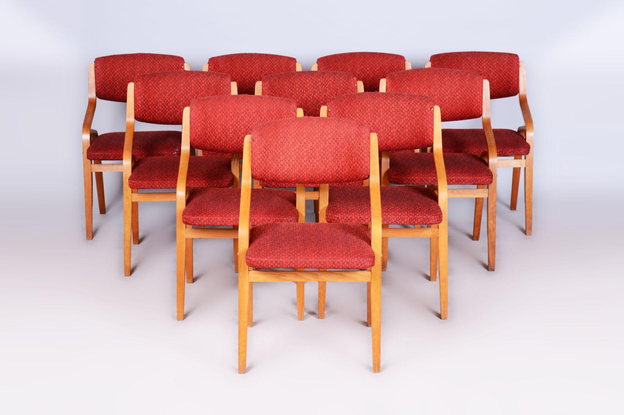 Dieses Stuhlset stammt aus der zweiten Hälfte des 20. Jahrhunderts und wurde in der Tschechoslowakei hergestellt. Die Stühle sind mit der Originalpolsterung in sehr gutem Zustand. Die Konstruktion ist aus hochwertigem Ahornholz gefertigt, das