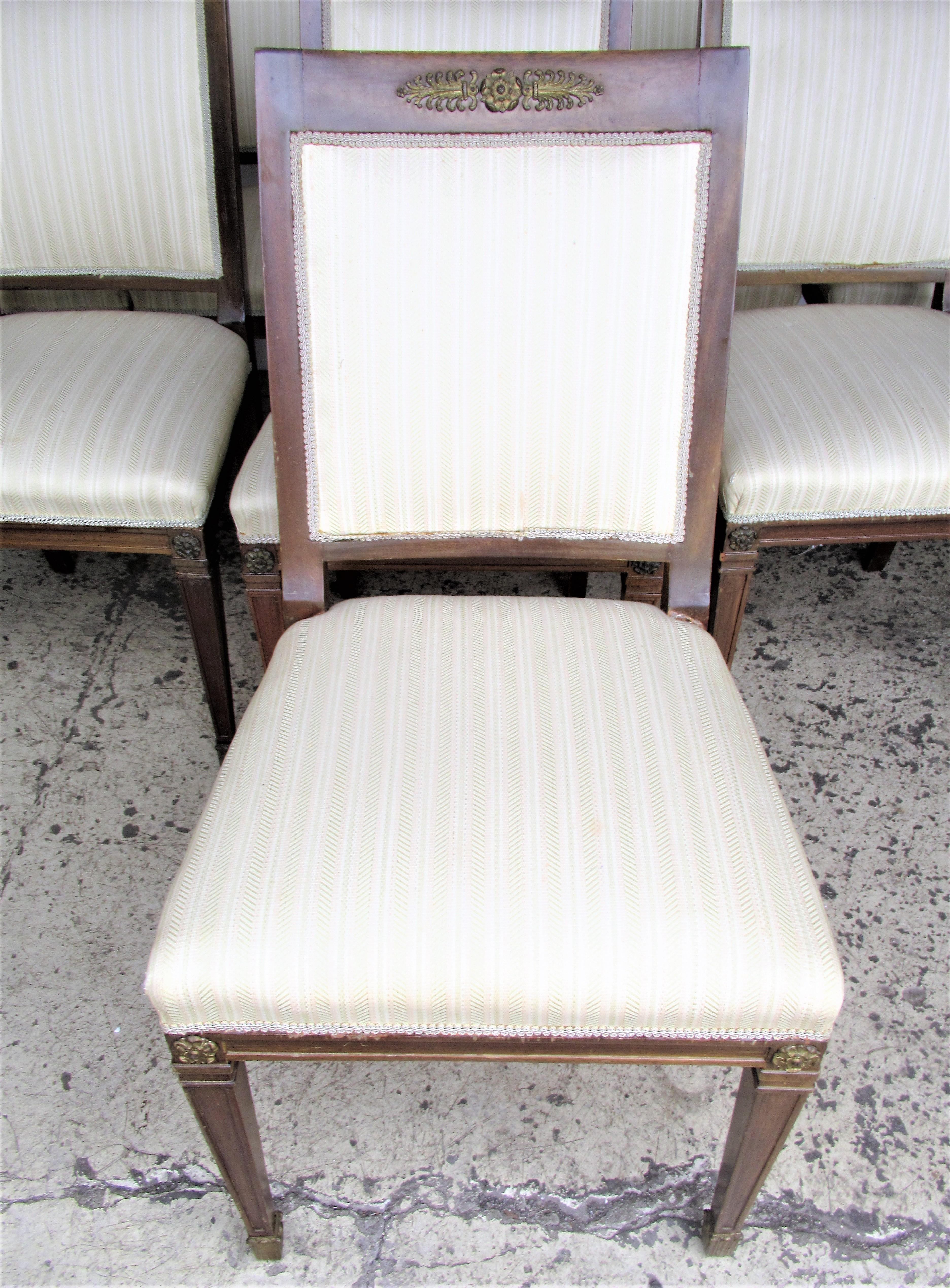 Set von zehn mit Goldbronze beschlagenen Esszimmerstühlen im klassischen französischen Empire-Stil im Angebot 5